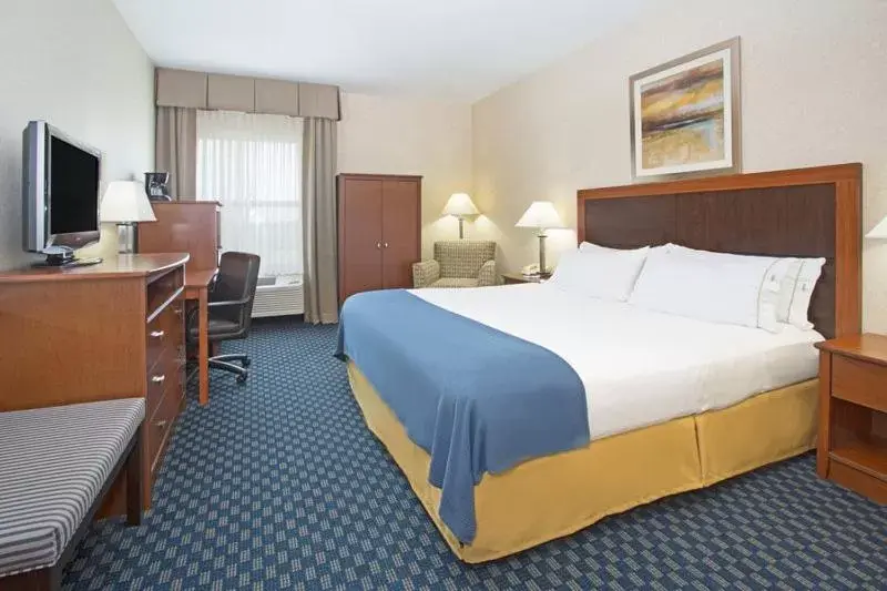 Bed in Holiday Inn Express & Suites Abilene, an IHG Hotel