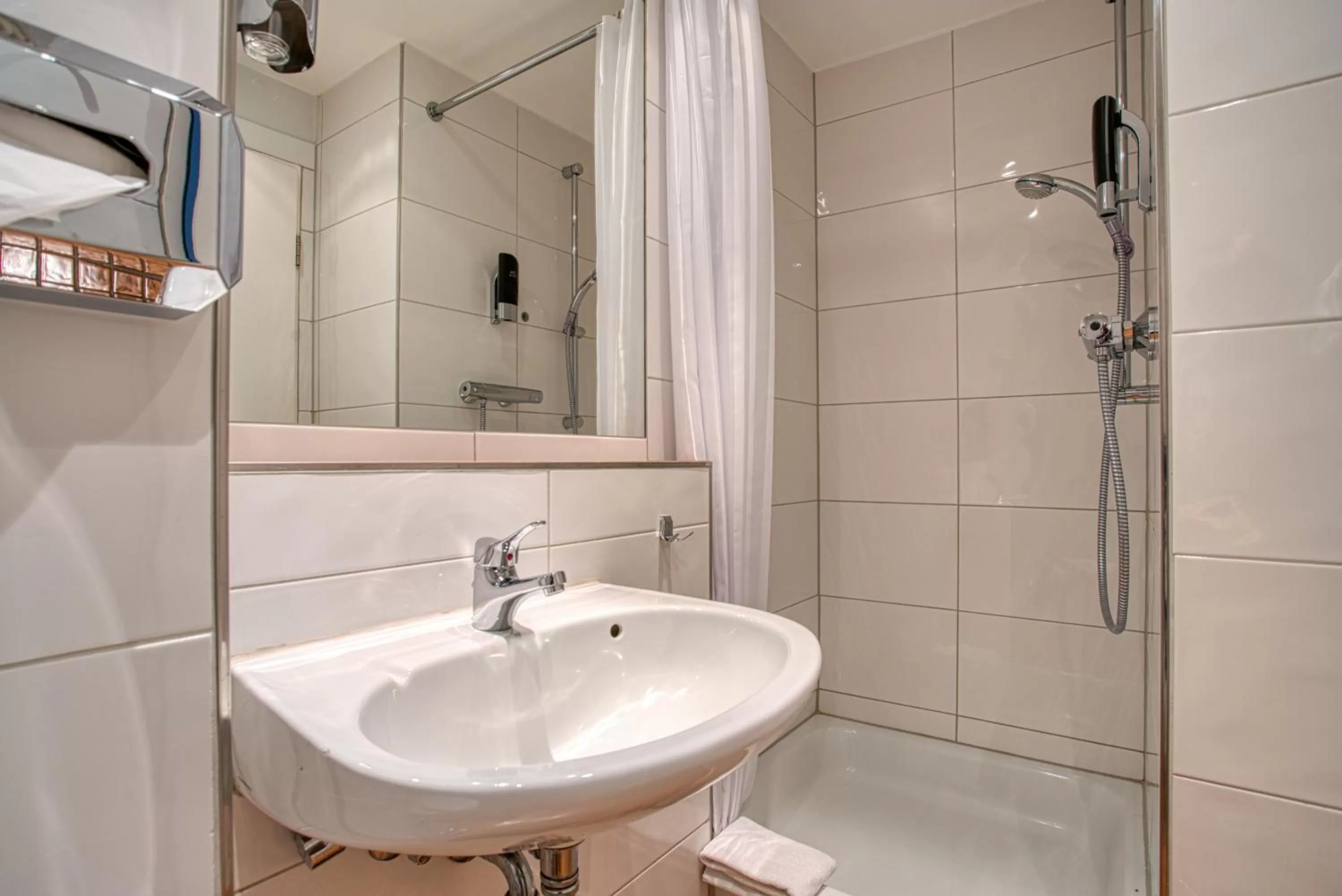 Shower, Bathroom in Centro Hotel Kommerz