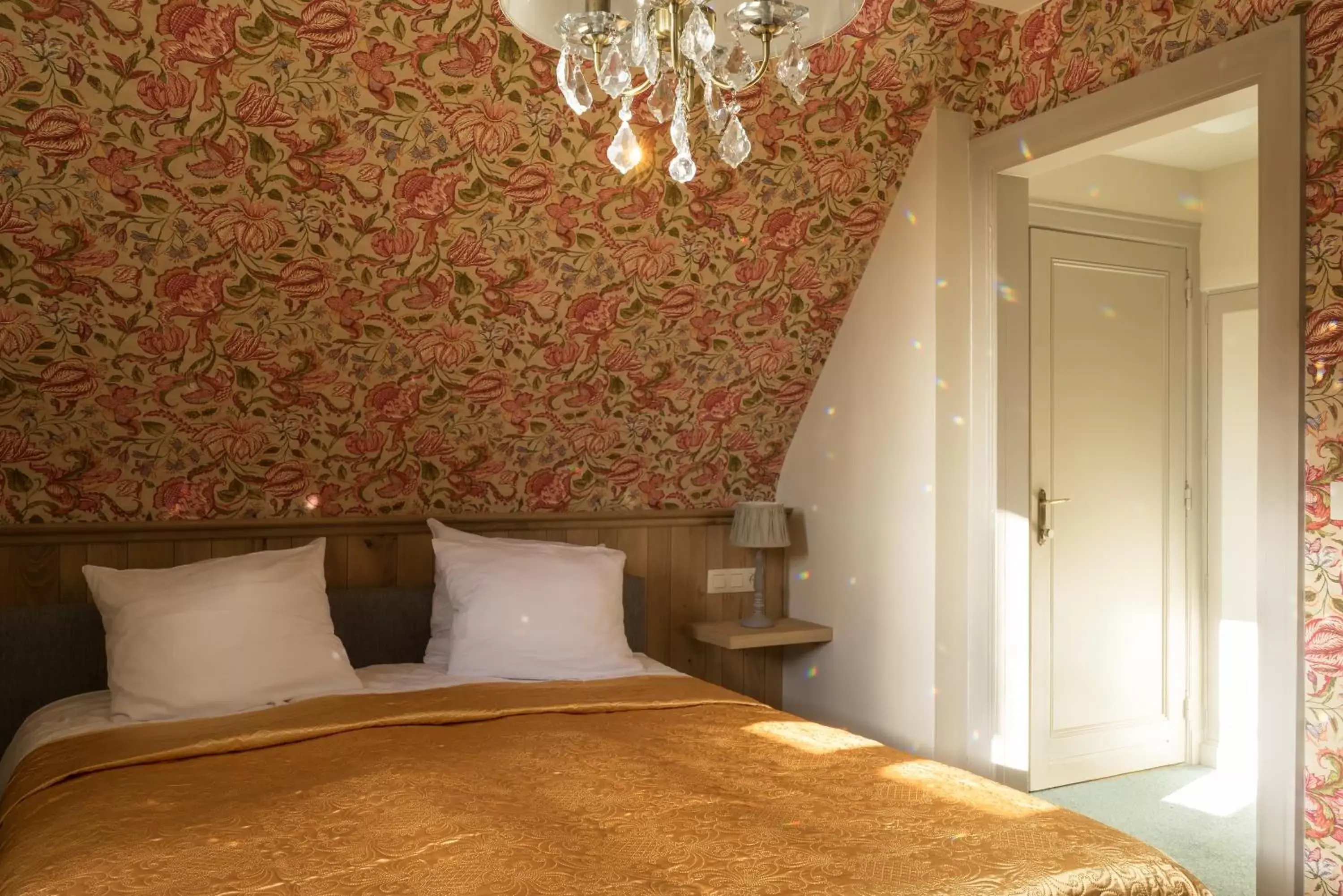 Photo of the whole room, Bed in Hotel Duc De Bourgogne