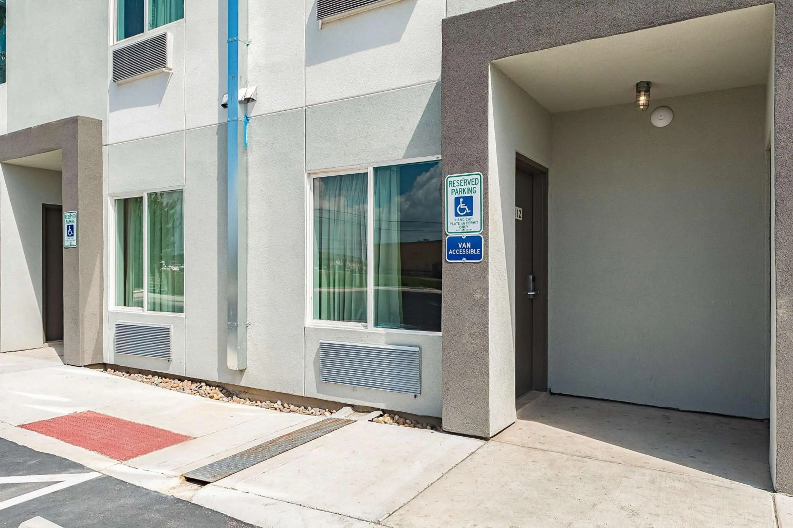 Property building in Studio 6 New Braunfels, Tx