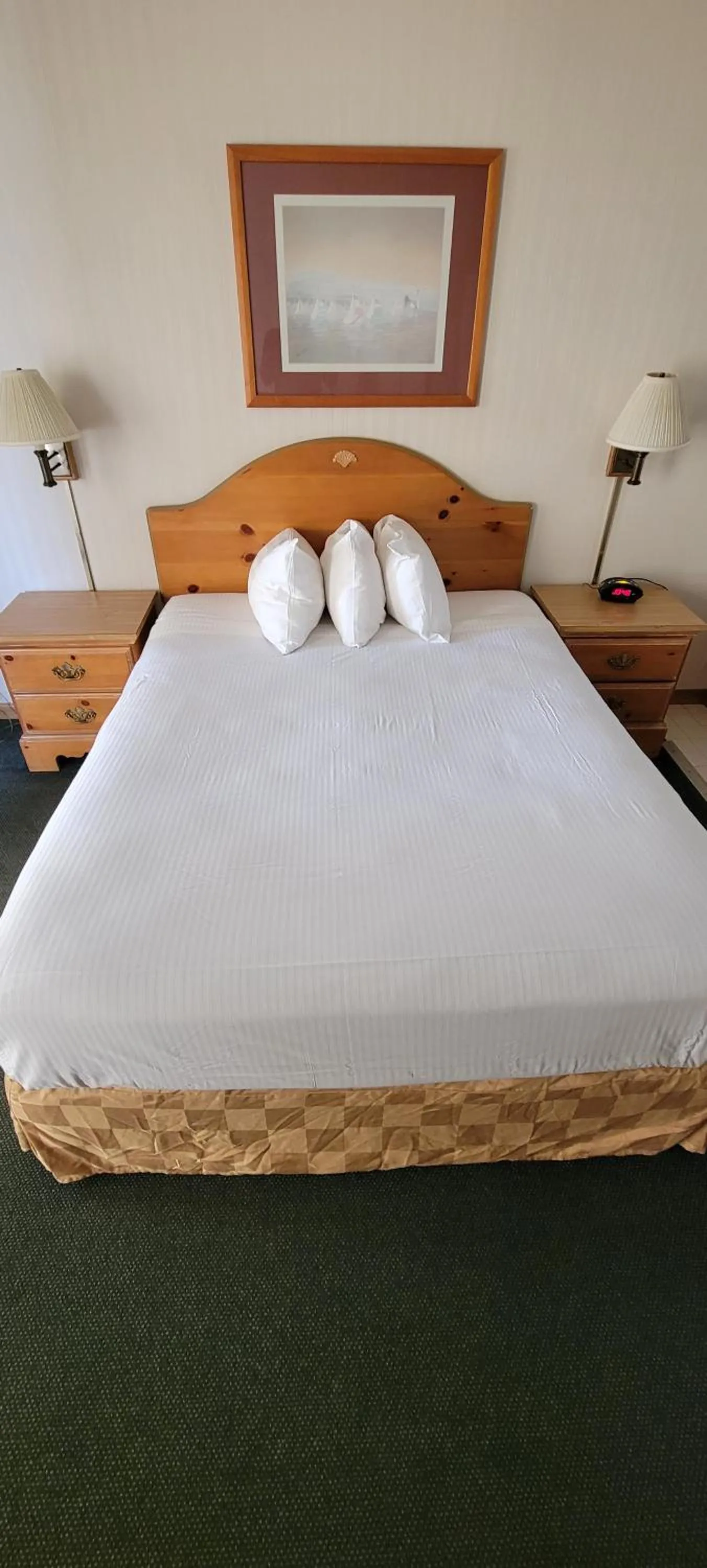 Bed in Thunderbird Inn of Mackinaw City