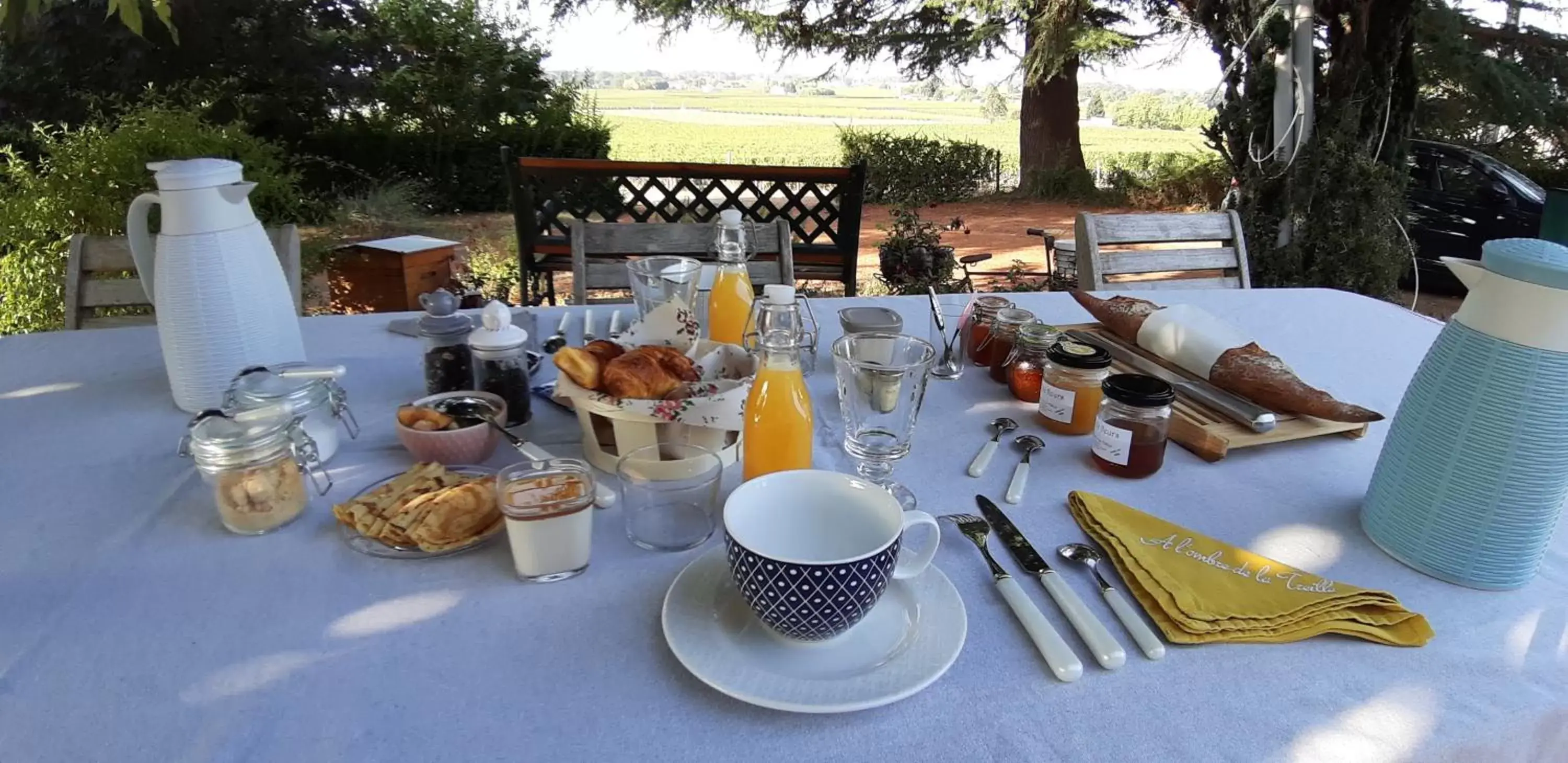 Breakfast in A L'OMBRE DE LA TREILLE -Proche Saint-Emilion