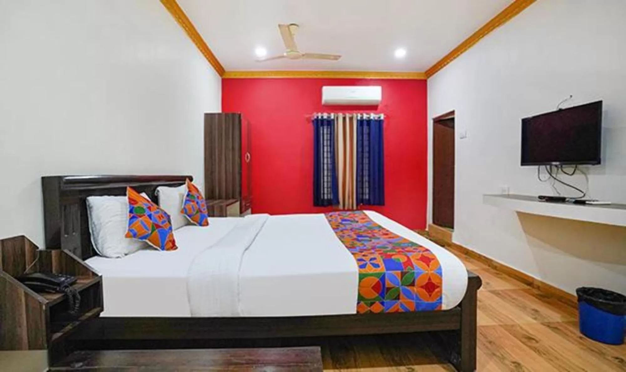 Communal lounge/ TV room, Bed in Fab Express Lloyd's Inn - Near Kodambakkam Railway Station