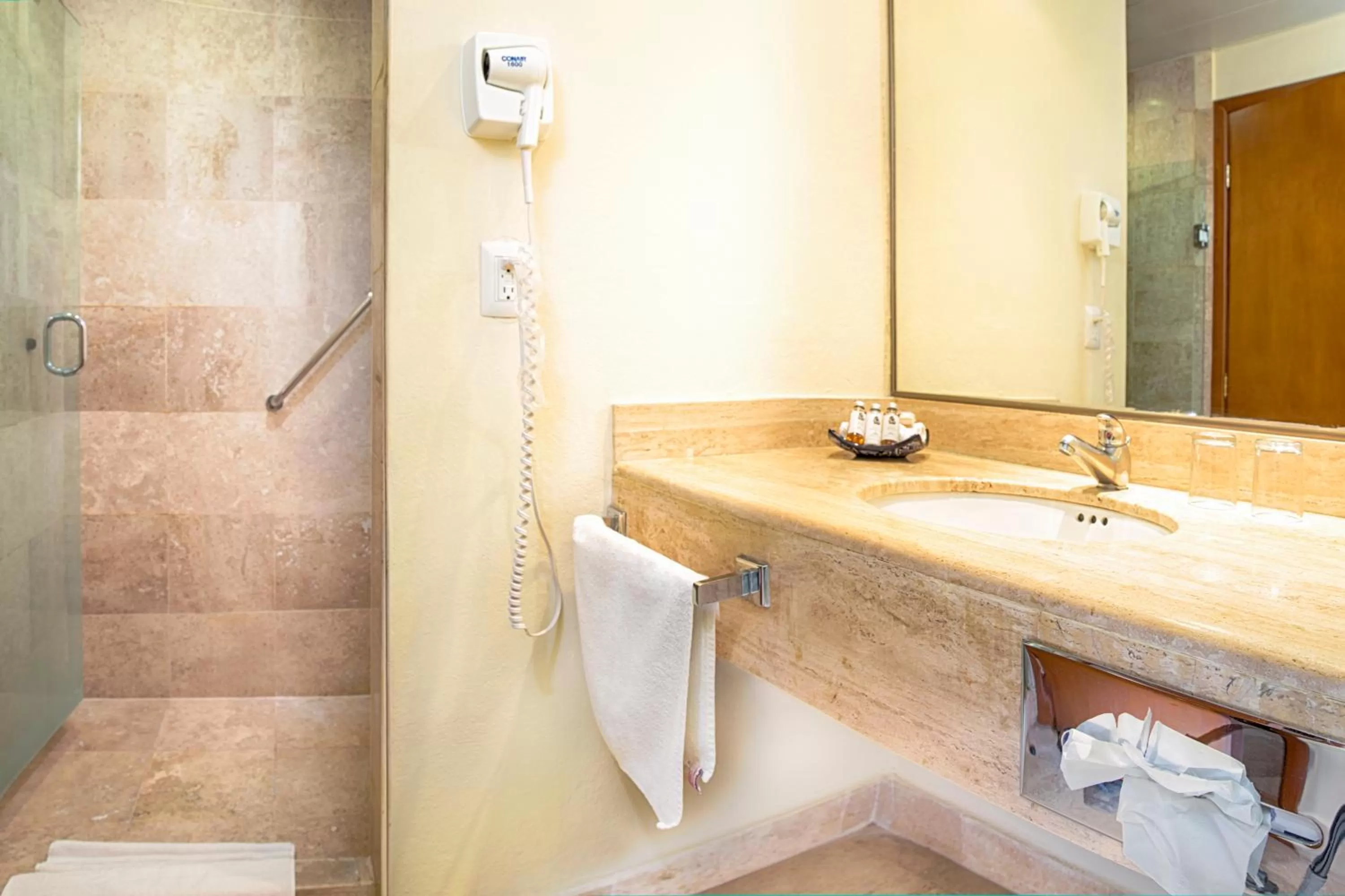 Shower in Hotel Los Itzaes by 5th av