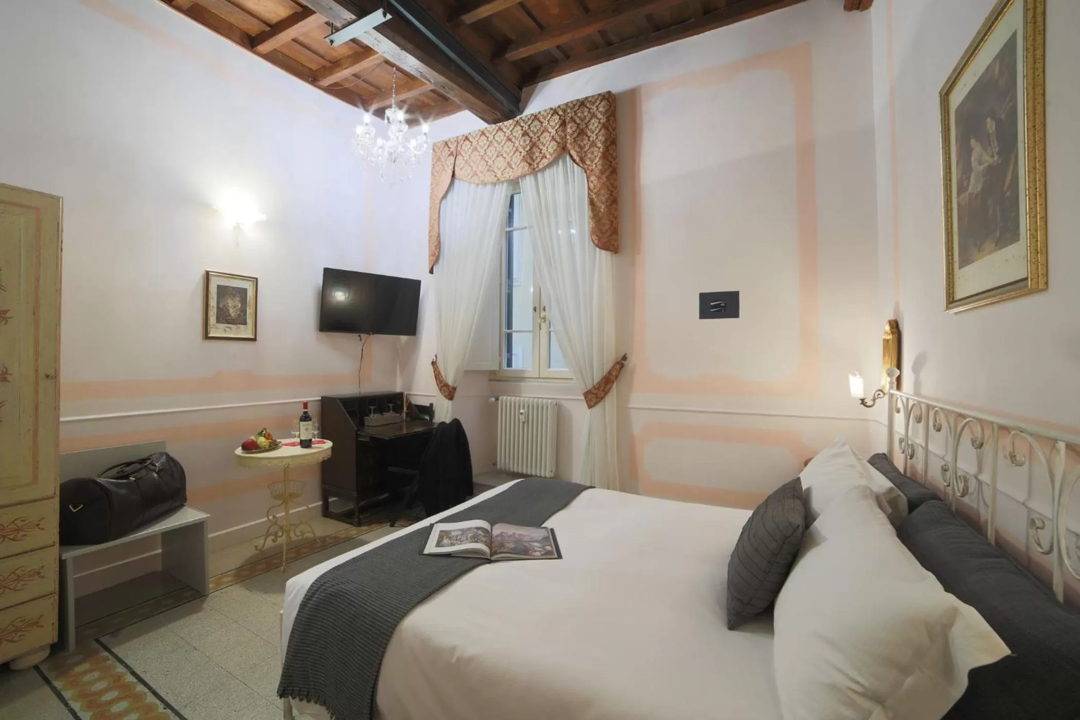 Photo of the whole room, Bed in La Maison Dell'Orologio