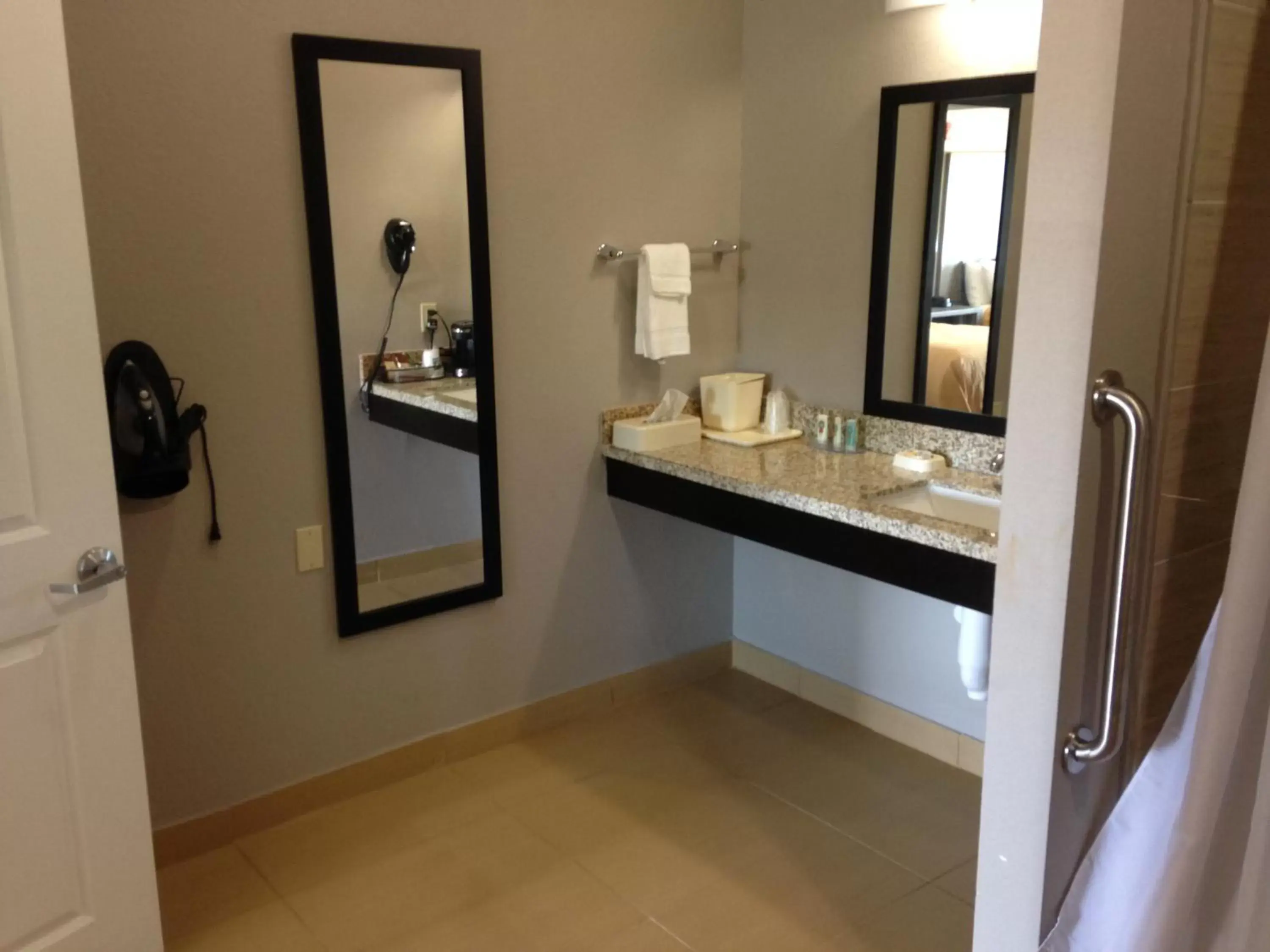 Bathroom in Scottish Inn & Suites Cotulla, TX