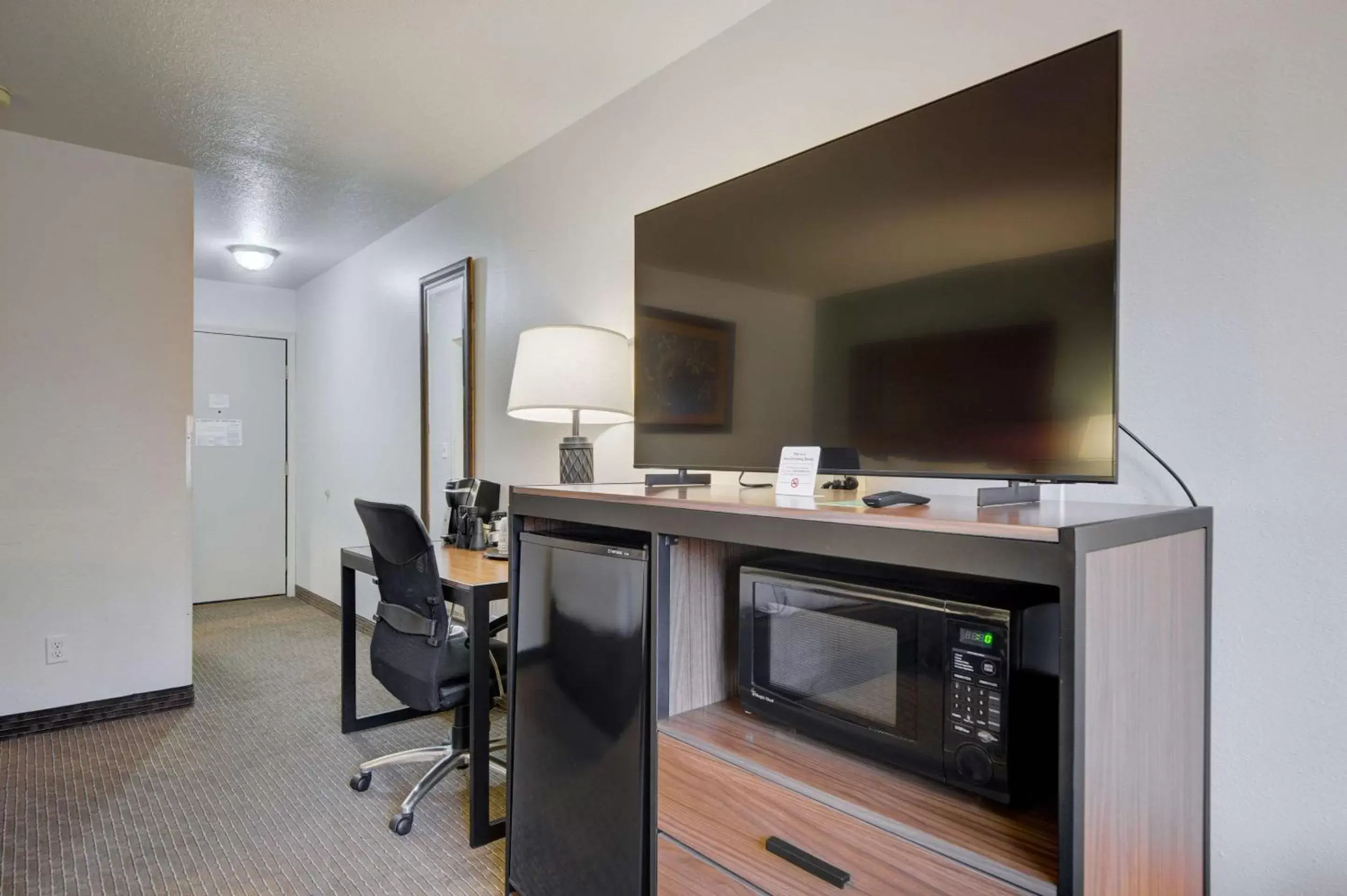 Bedroom, TV/Entertainment Center in The Ridgeline Hotel at Yellowstone, Ascend Hotel Collection