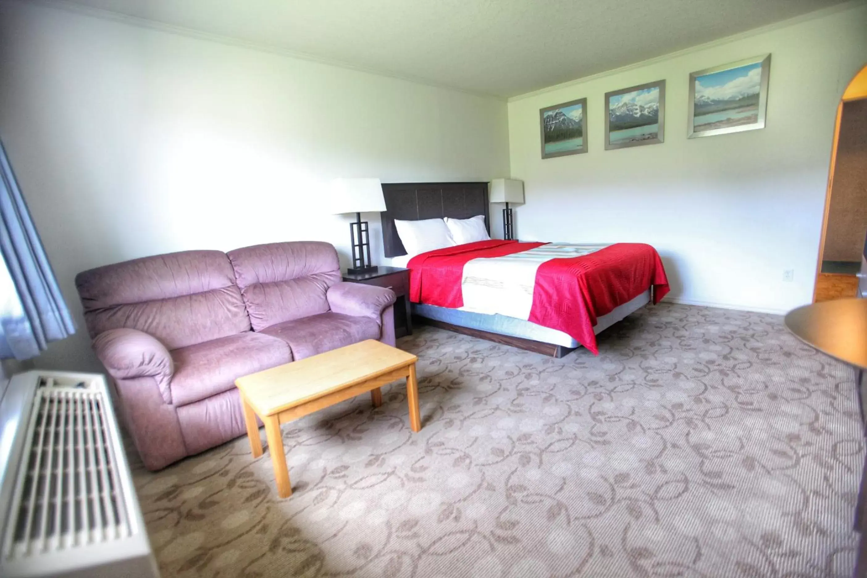 Bed in Best Budget Inn & Suites Kamloops