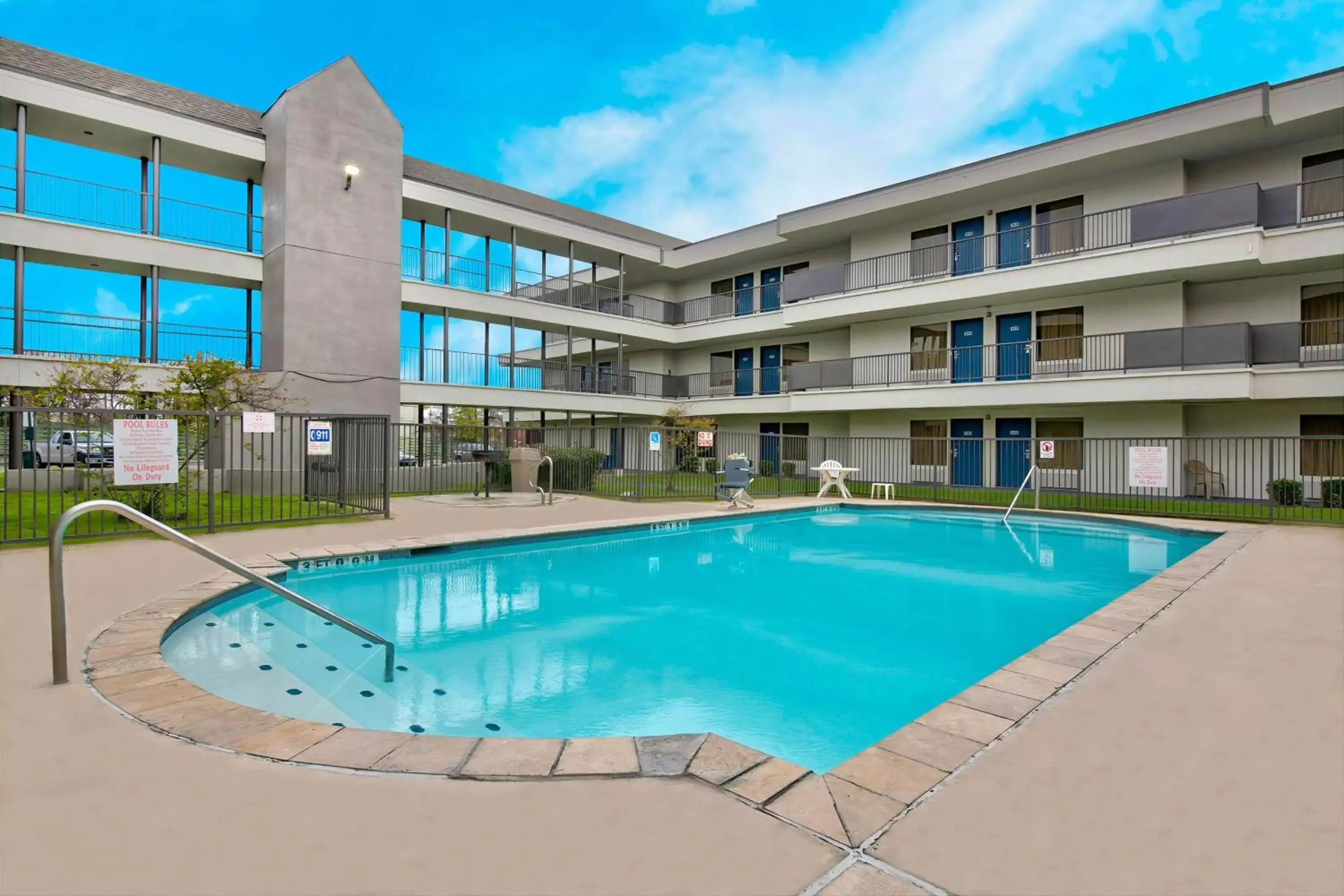 Pool view, Property Building in Studio 6-San Antonio, TX - Airport