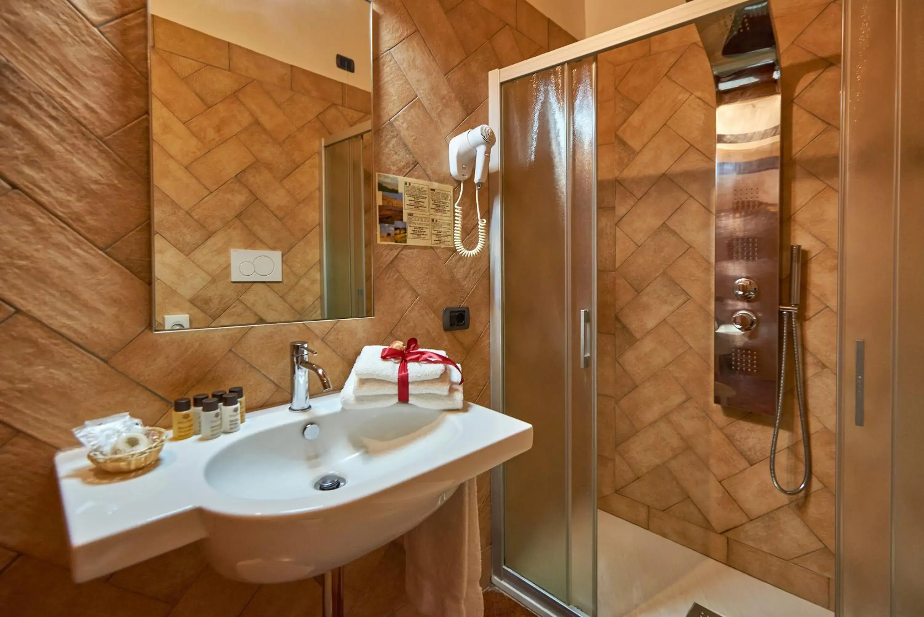 Shower, Bathroom in Casanova - Wellness Center La Grotta Etrusca