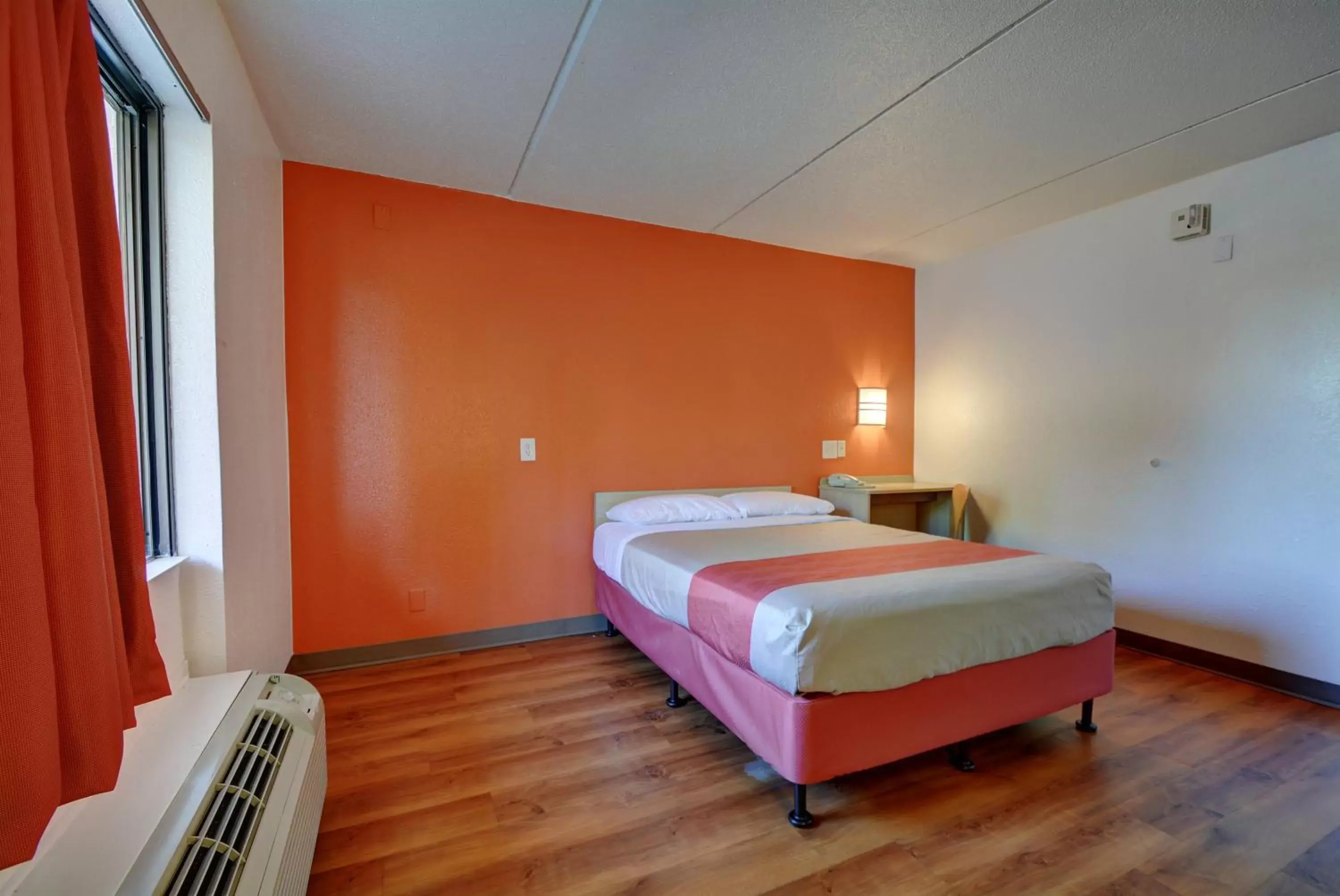 Bedroom, Bed in Motel 6-Chicopee, MA - Springfield