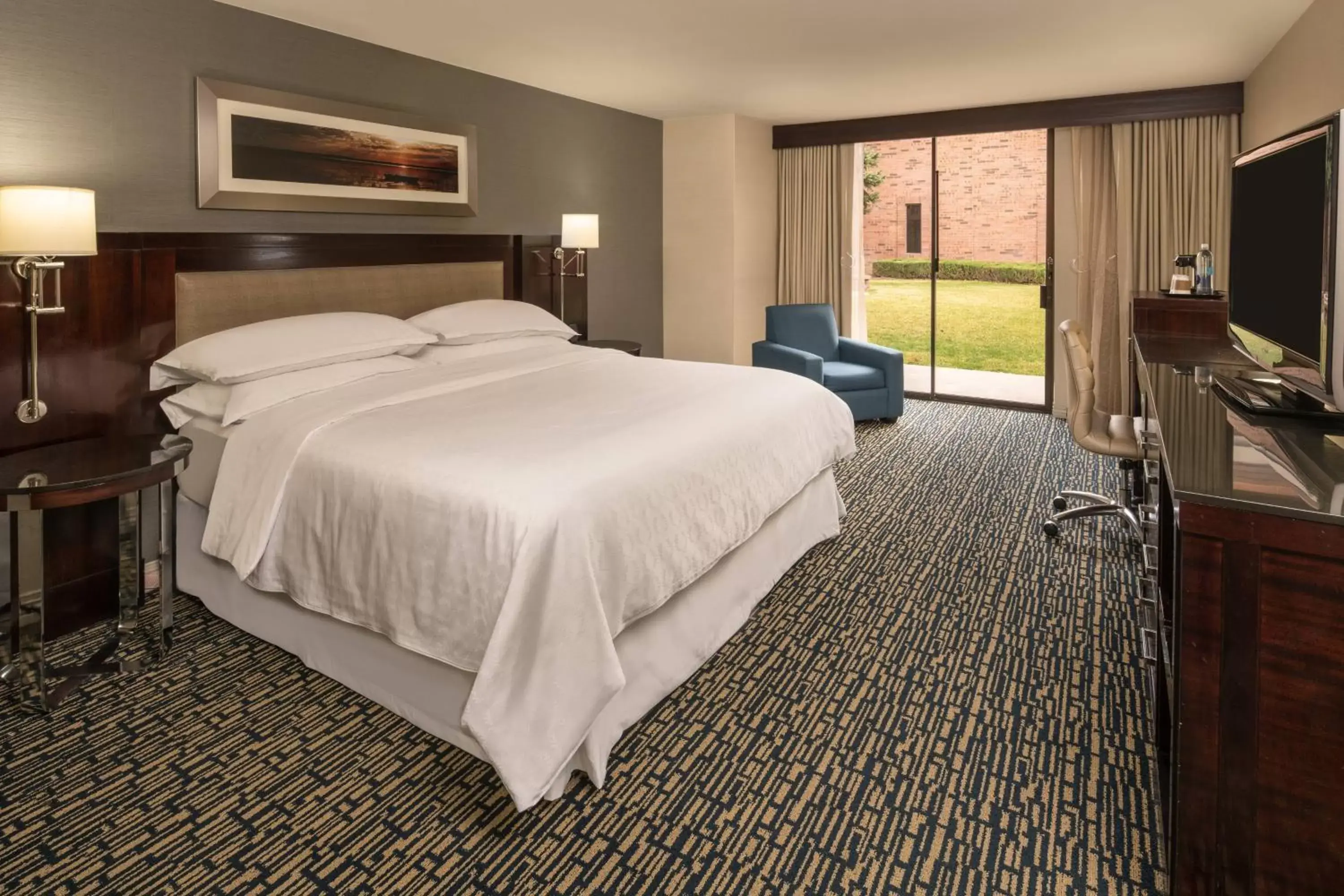 Photo of the whole room, Bed in Sheraton Salt Lake City