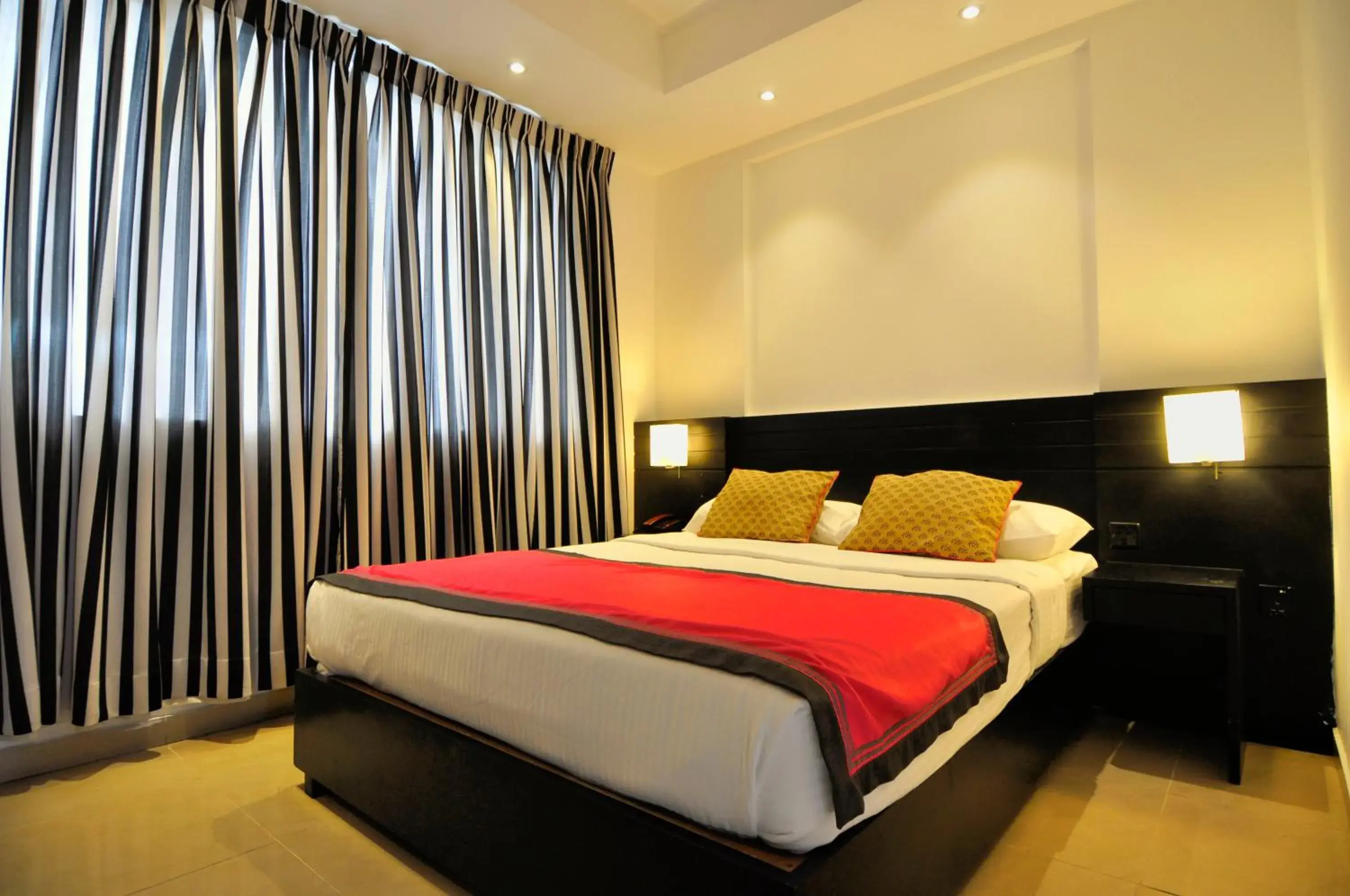 cot, Bed in Clock Inn Colombo