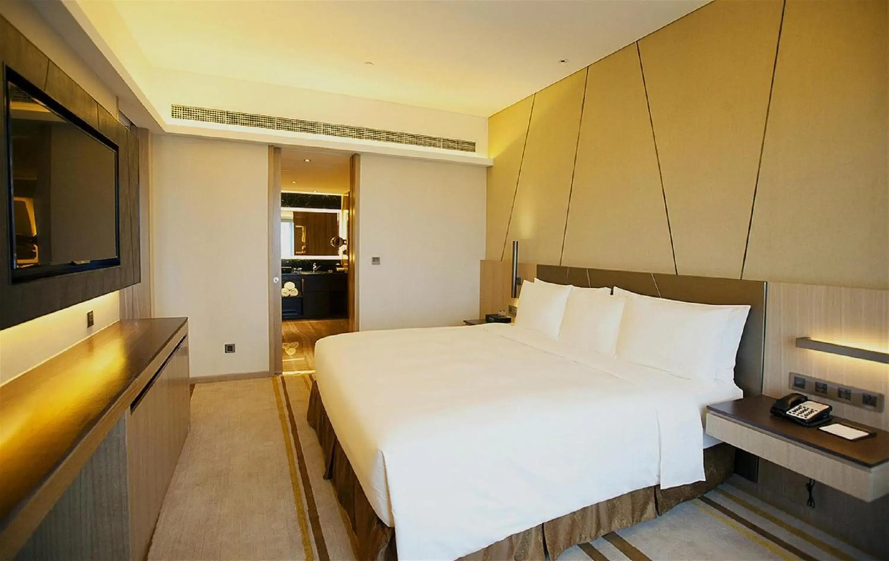 Photo of the whole room, Bed in Radisson Blu Shanghai Pudong Jinqiao