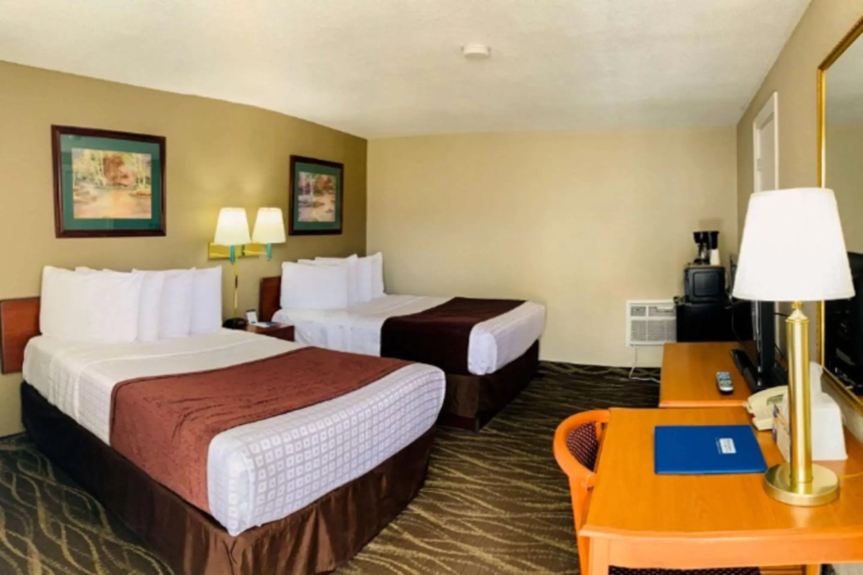 Photo of the whole room, Bed in Rodeway Inn & Suites Sheridan