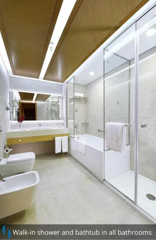 Shower, Bathroom in Grand Cosmopolitan Hotel