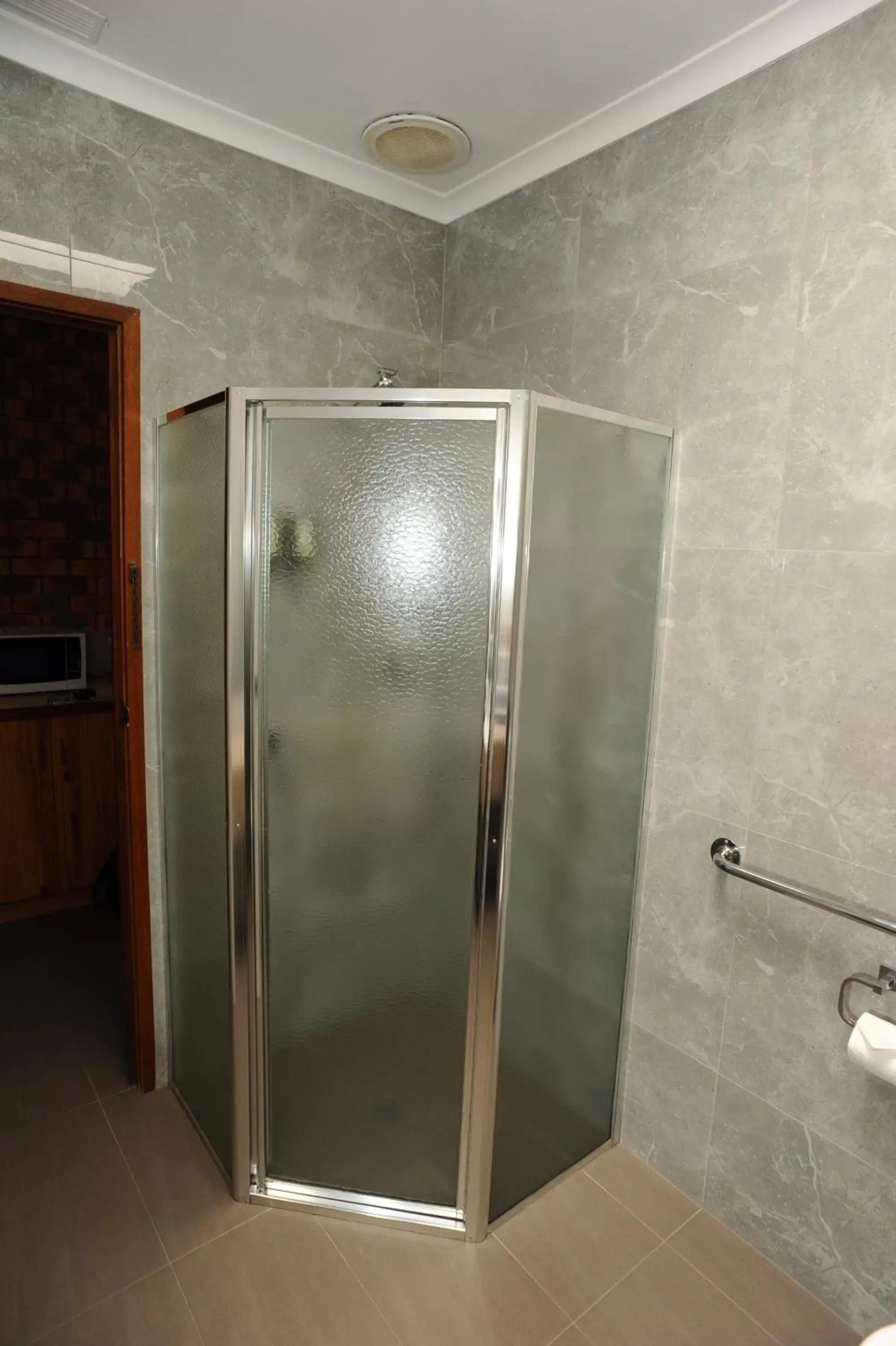 Shower, Bathroom in Horsham Mid City Court Motel