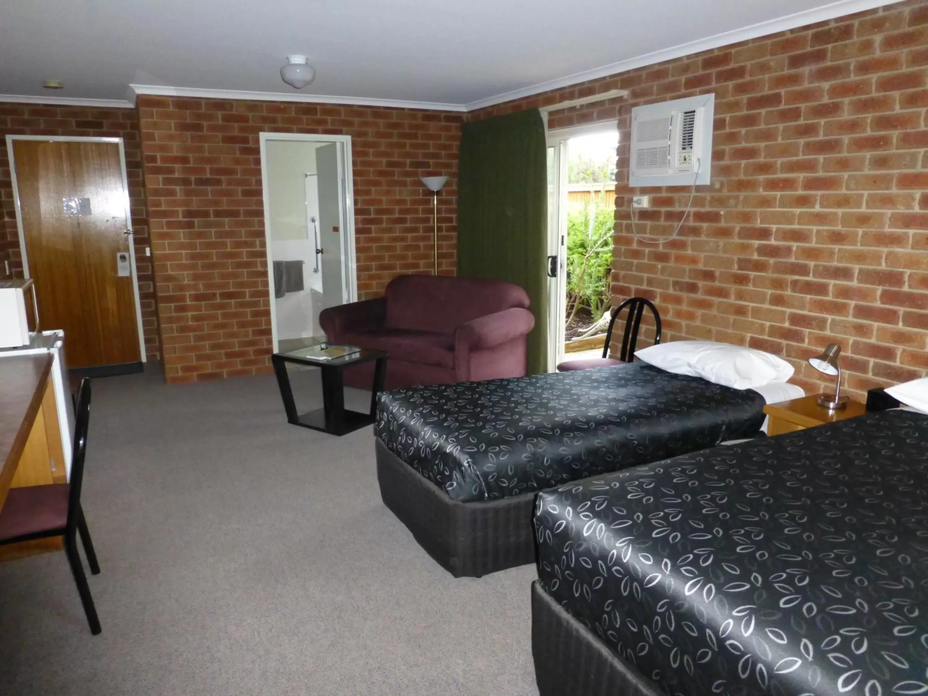 Twin Room with Spa Bath and Courtyard in Inverloch Central Motor Inn Twin Room with Spa Bath and Courtyard in Inverloch Central Motor Inn