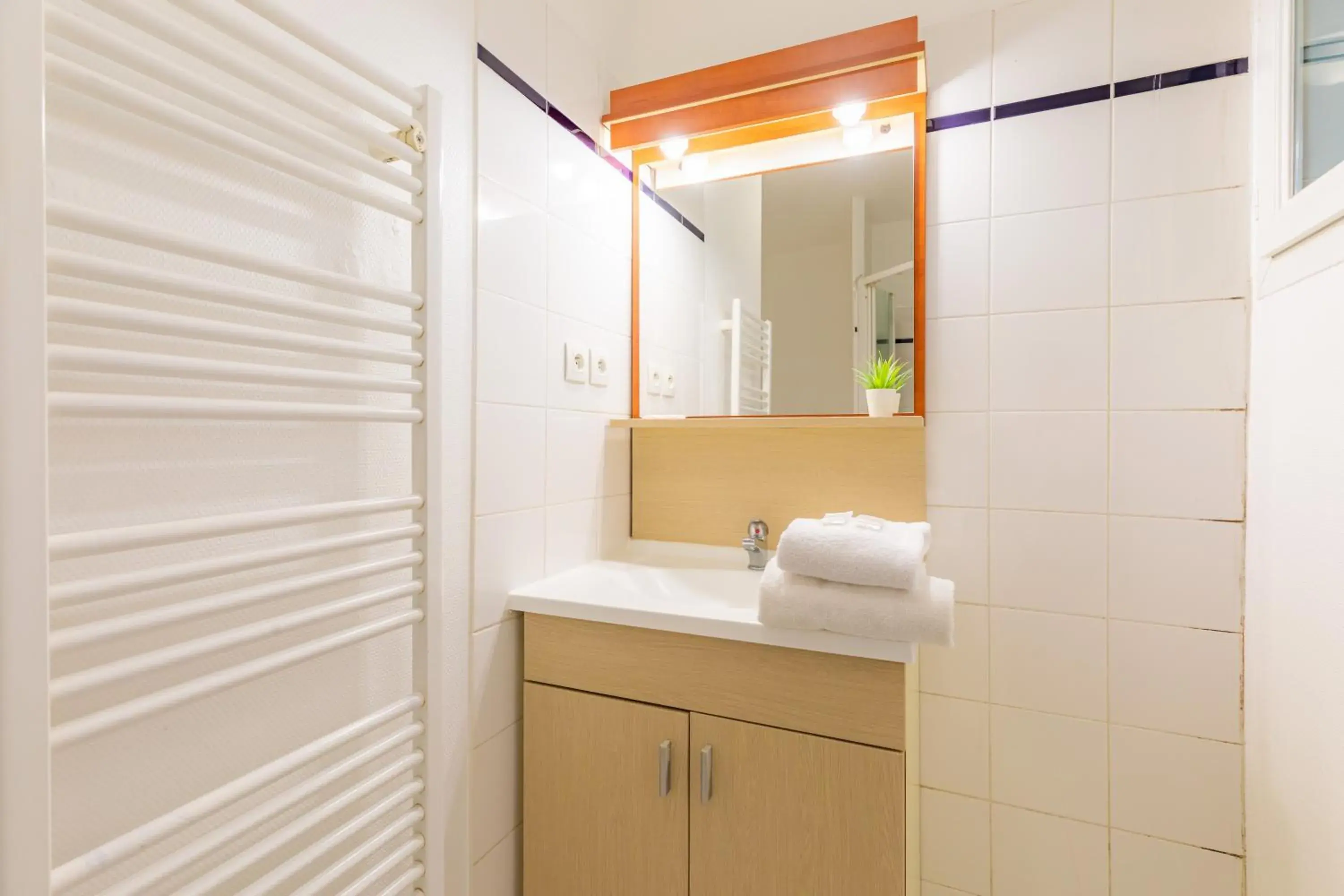 Shower, Bathroom in Appart'City Lyon Villeurbanne