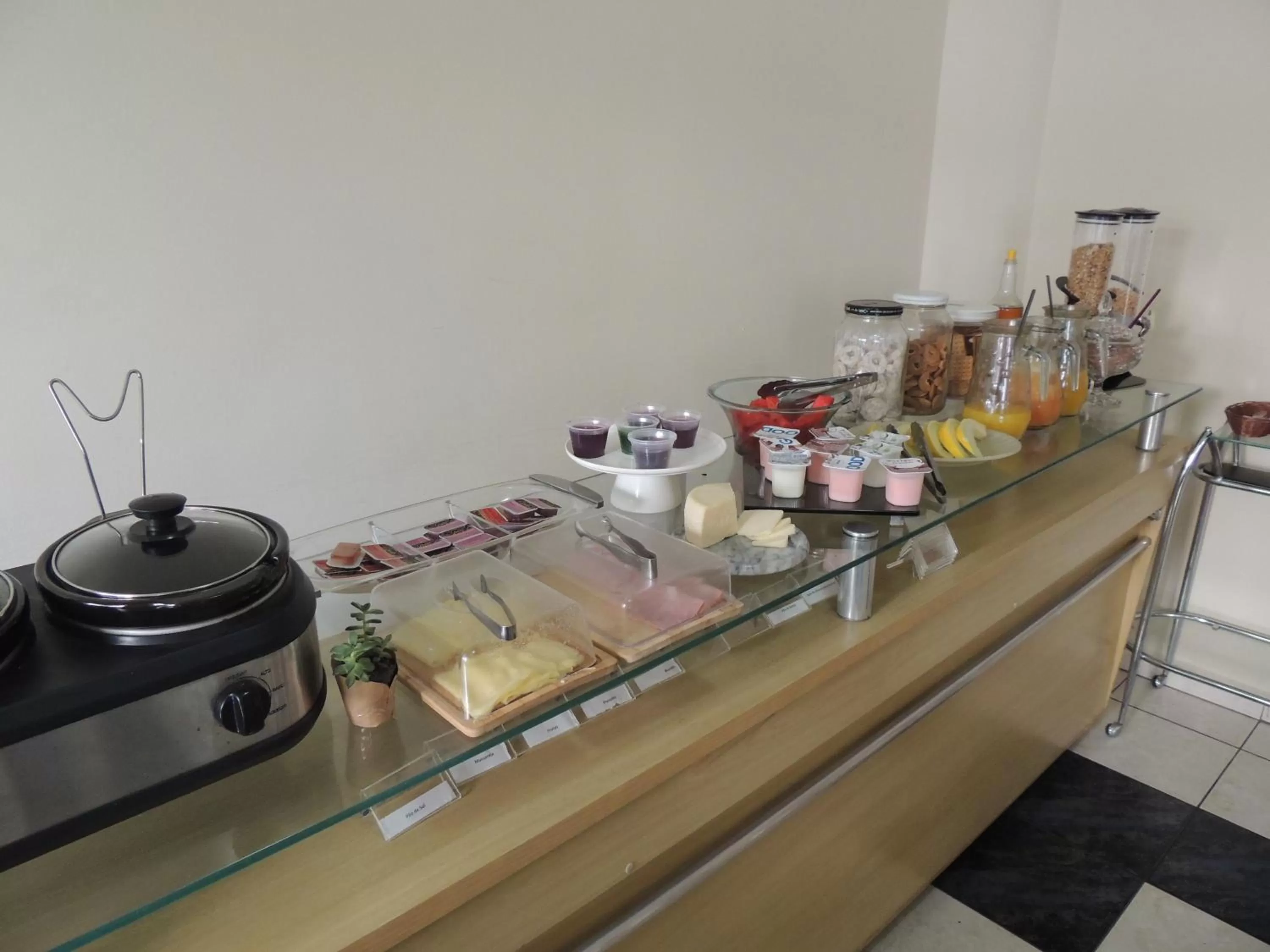 Breakfast, Kitchen/Kitchenette in Hotel Cruz Divinópolis - By UP Hotel