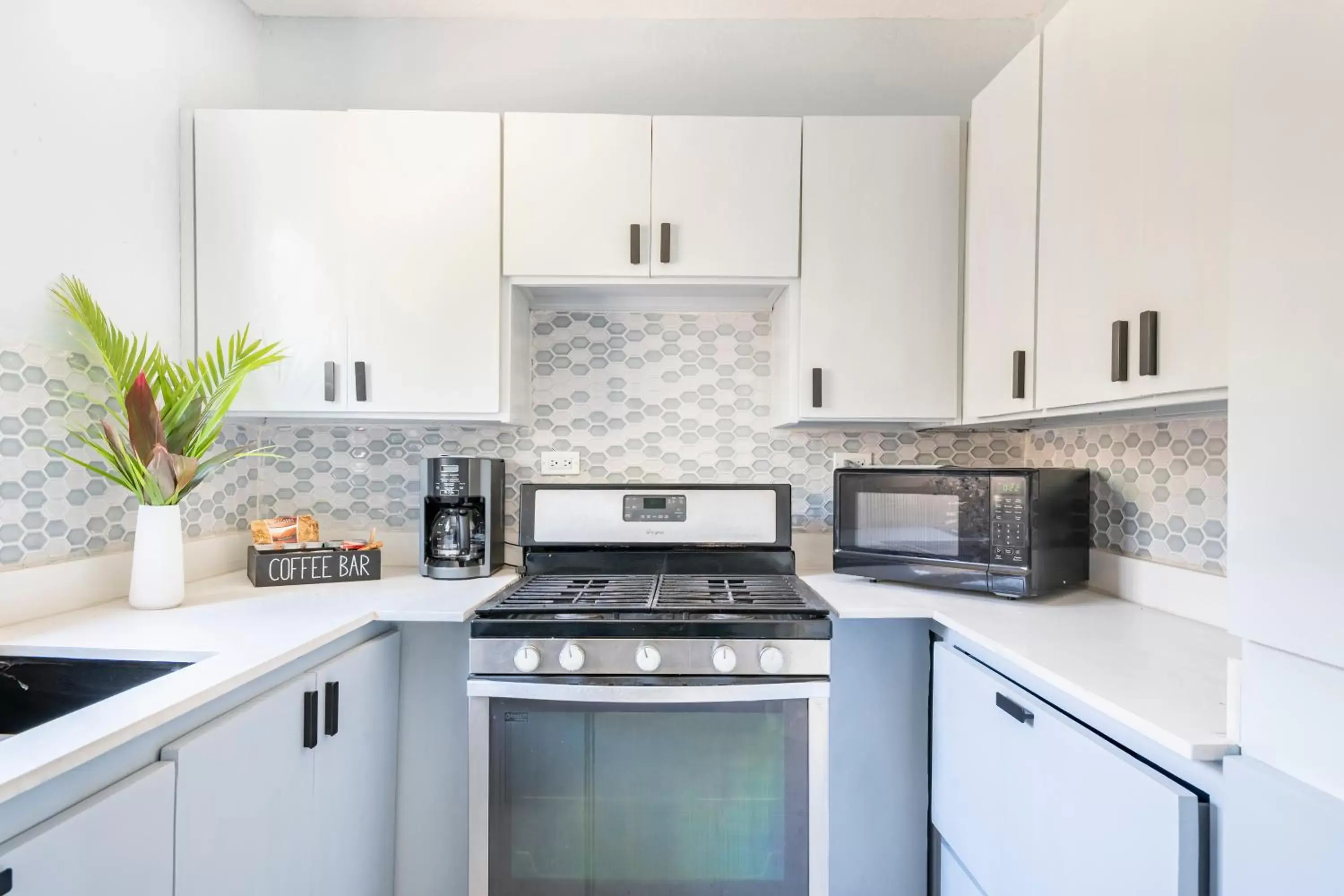 Kitchen/Kitchenette in Luxe Beach Resort