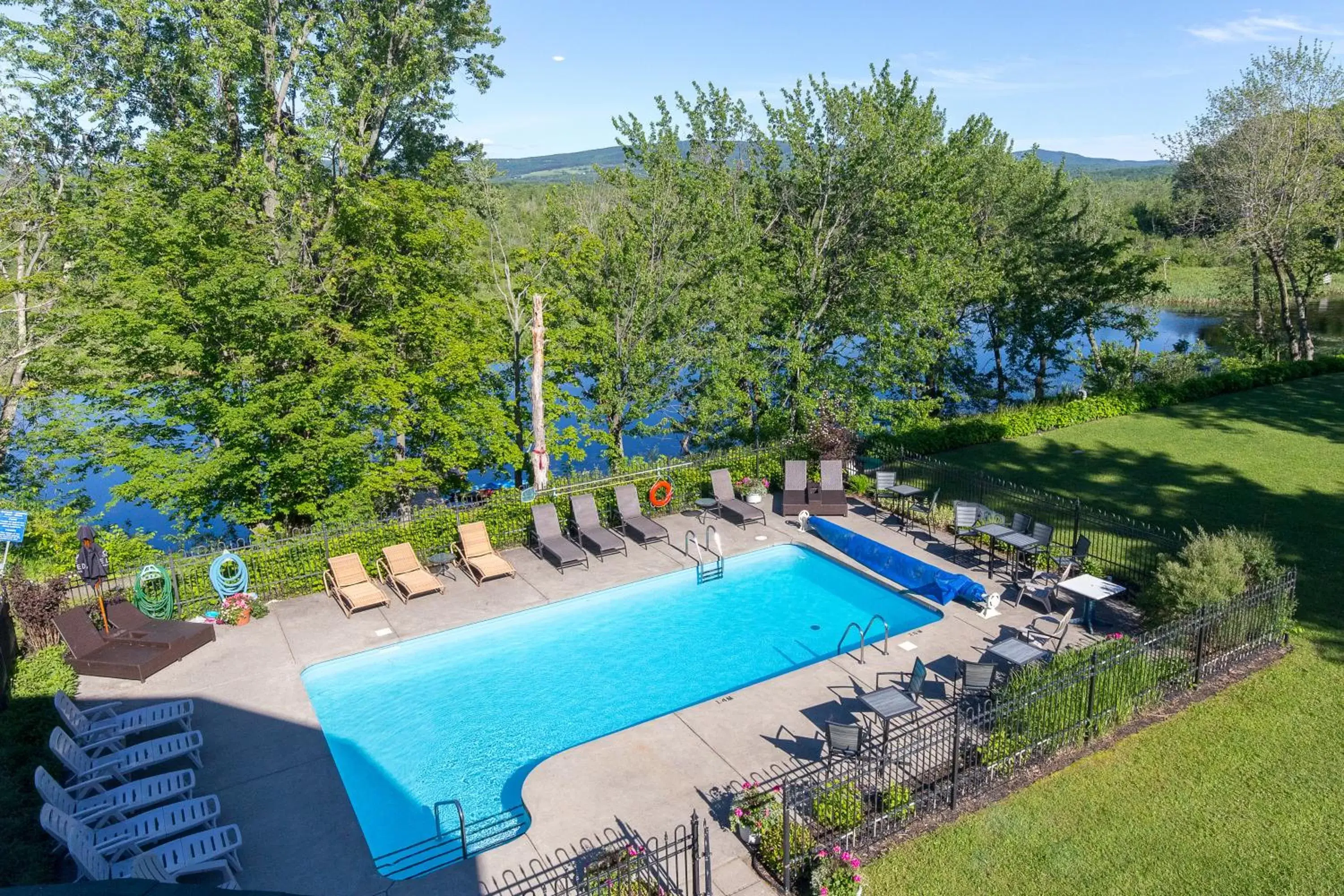 Bird's eye view, Pool View in Hotel Lac Brome