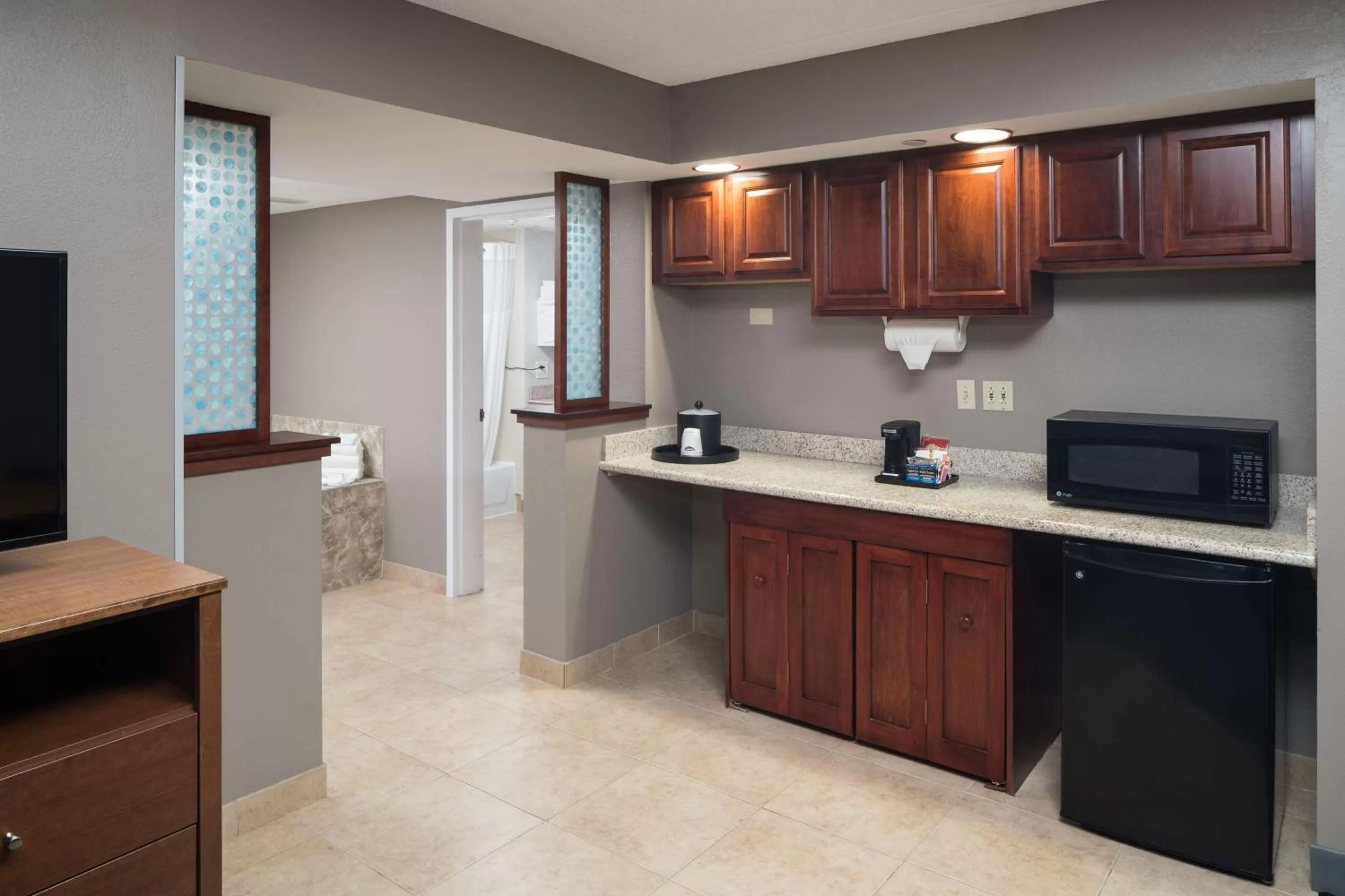 Kitchen or kitchenette in Hampton Inn & Suites Chicago North Shore