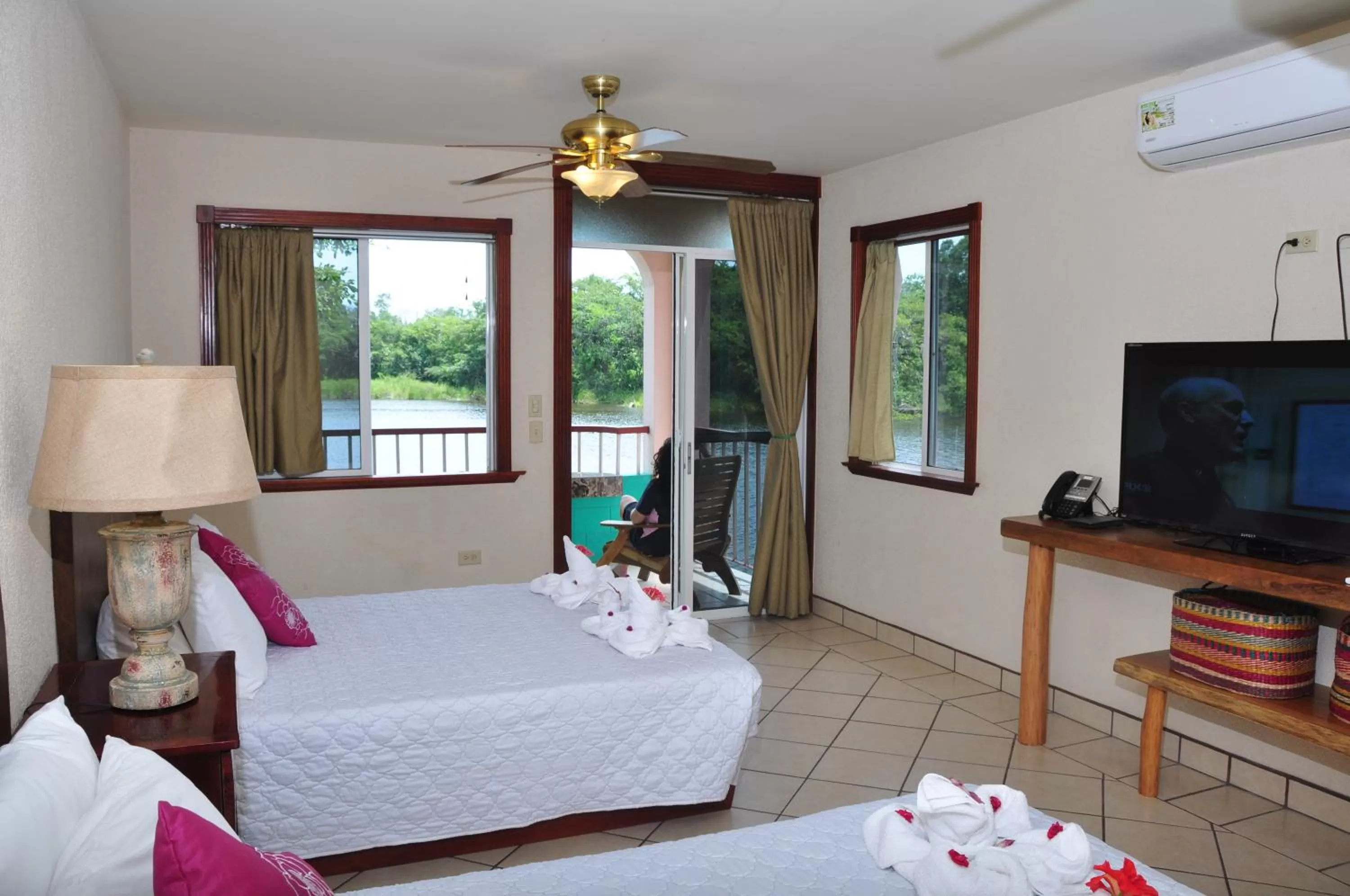 TV and multimedia, Bed in Lamanai Hotel & Marina