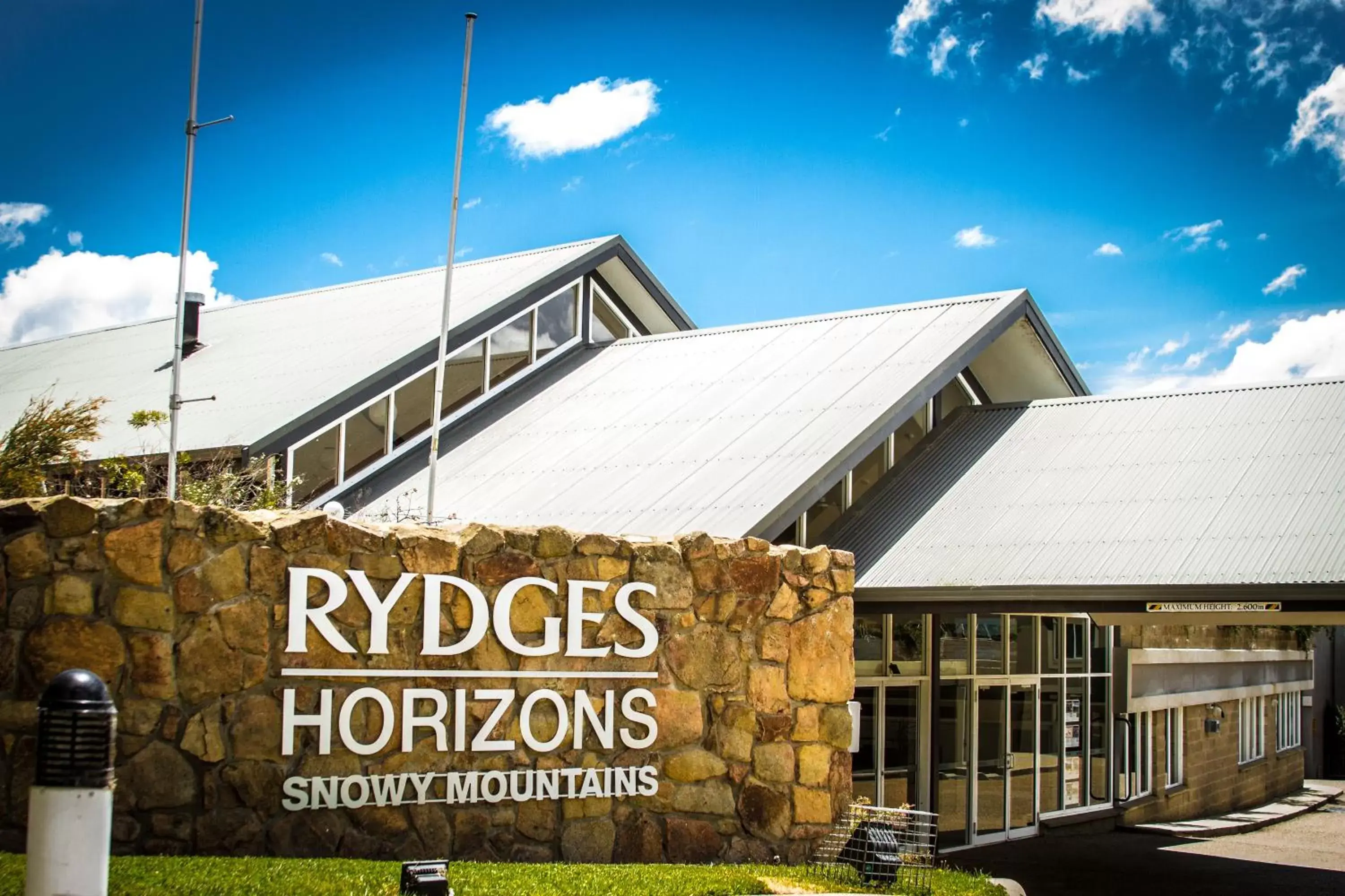 Facade/entrance, Property Building in Rydges Horizons Snowy Mountains