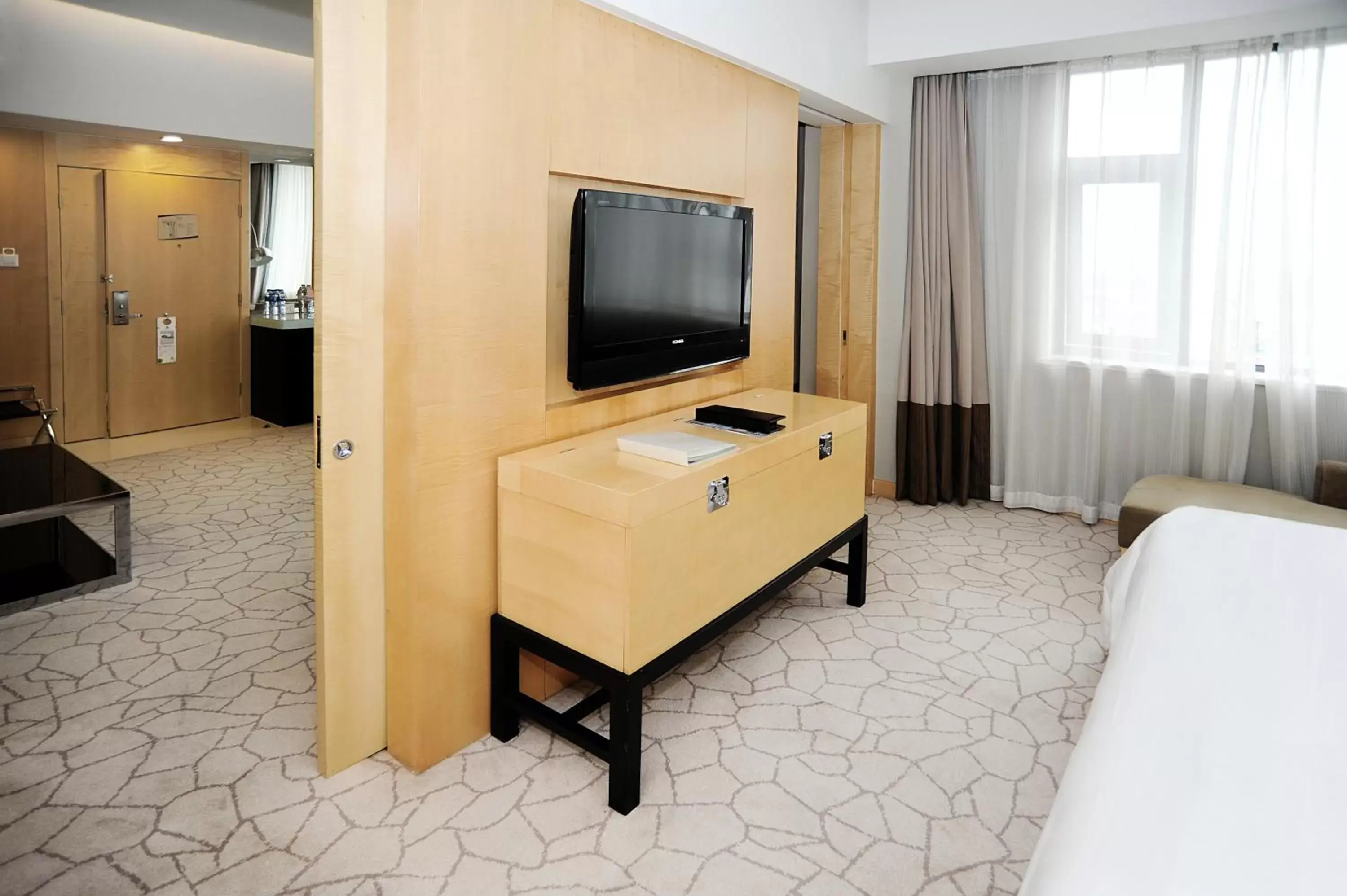 Photo of the whole room, TV/Entertainment Center in Holiday Inn Beijing Deshengmen, an IHG Hotel