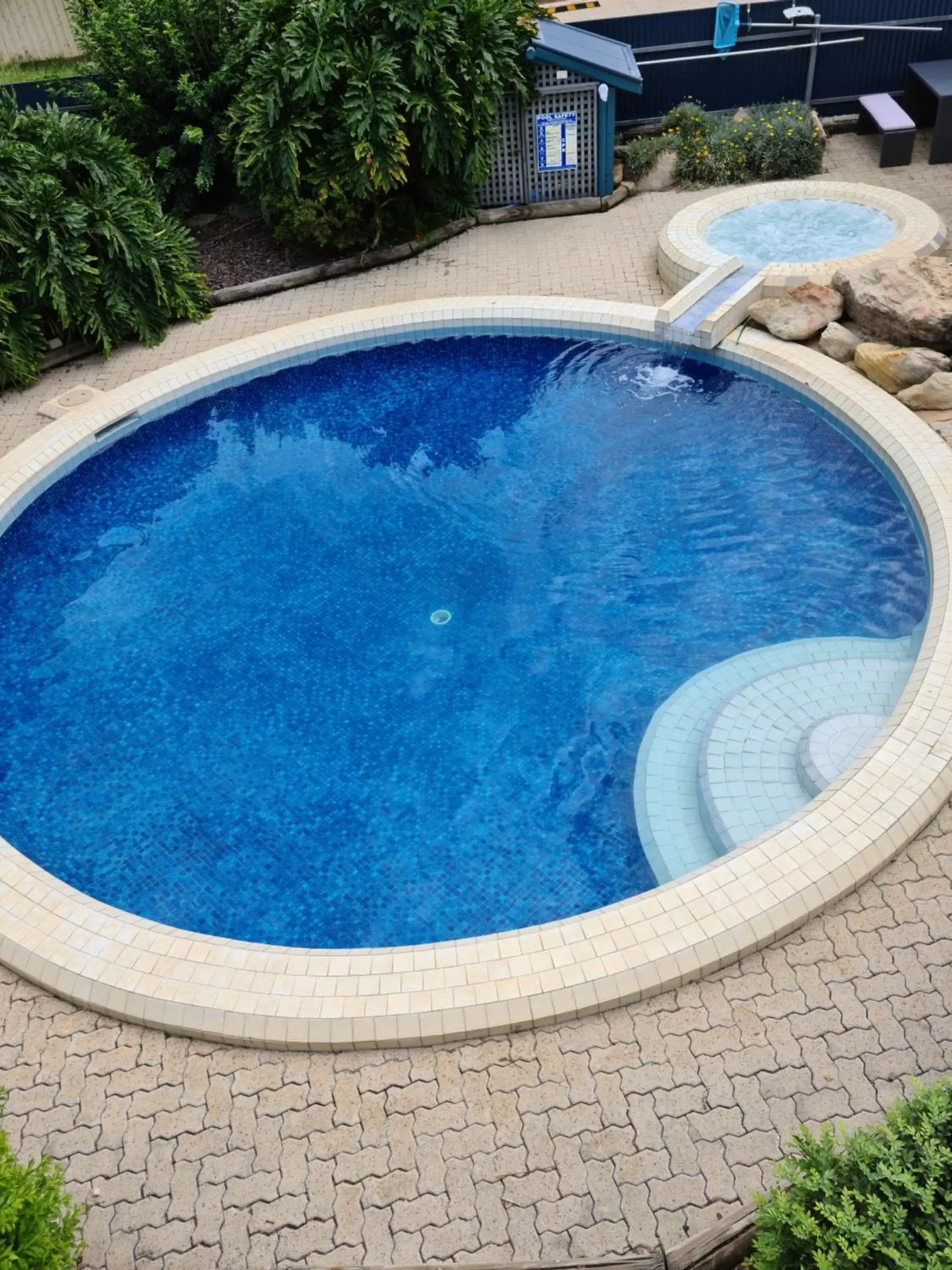 Swimming Pool in Dalby Manor Motor Inn