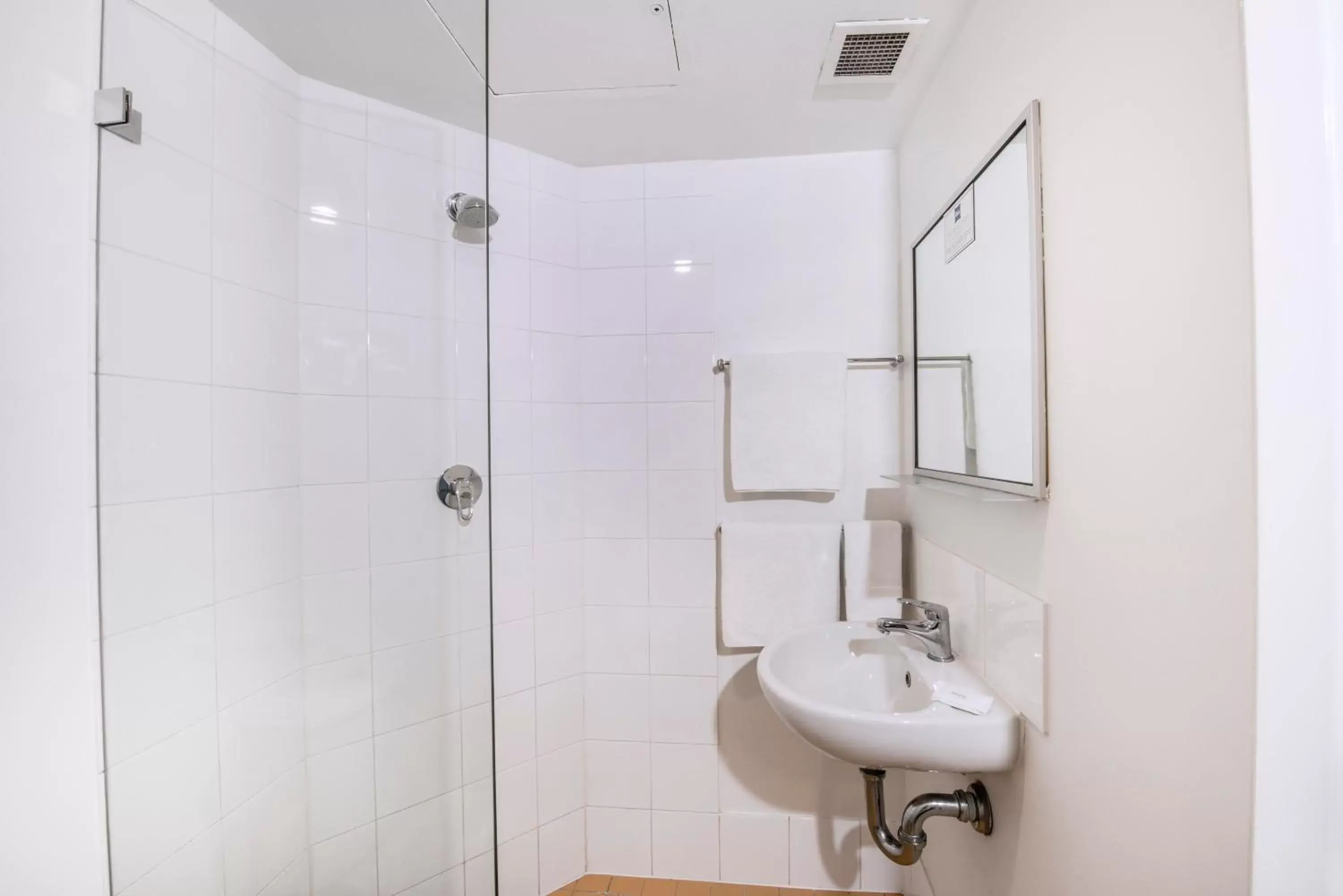 Bathroom in ibis budget Sydney Airport