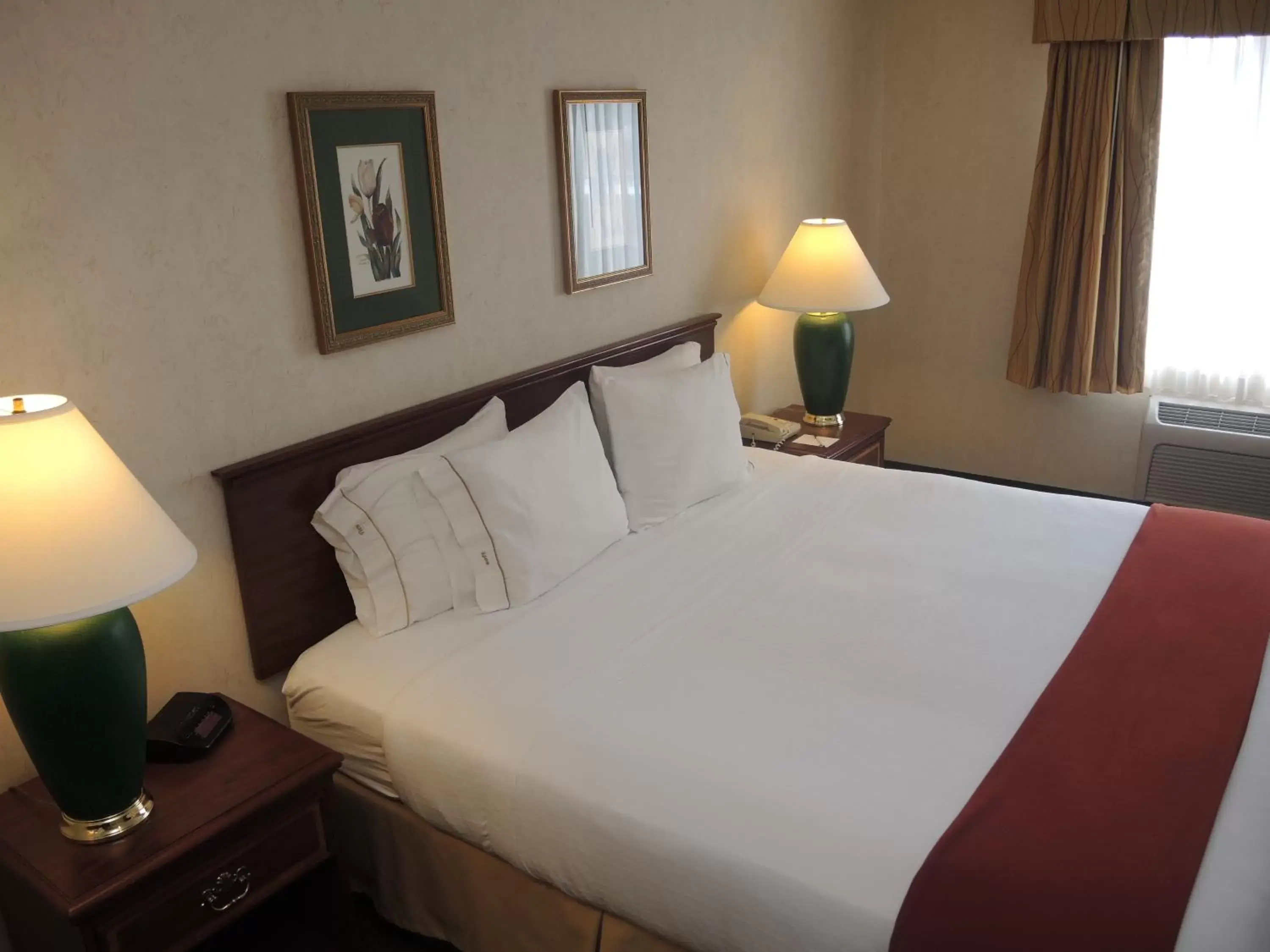 Bed in Evergreen Inn & Suites