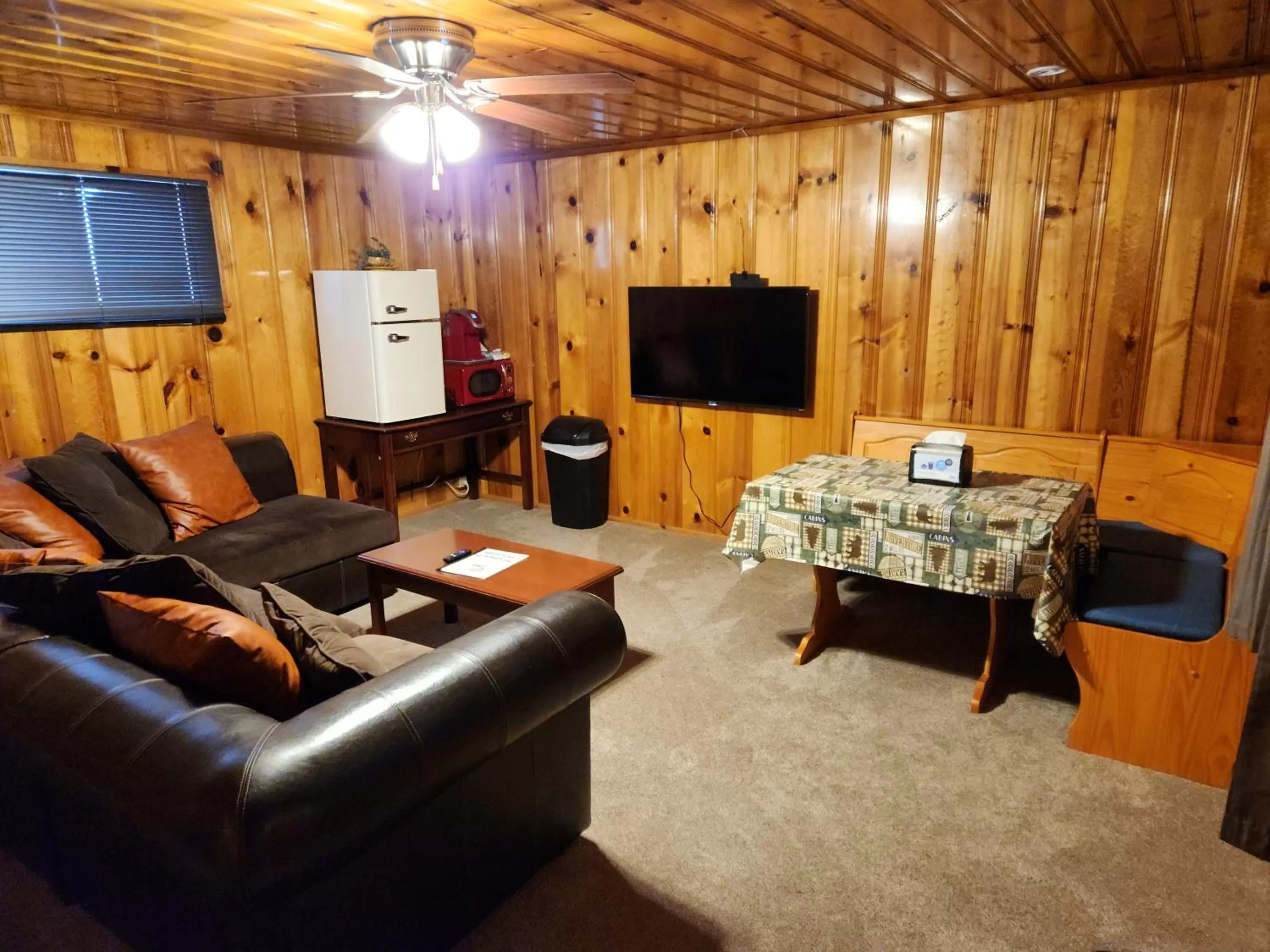 Communal lounge/ TV room in Eagle Nest Fly Shack & Lodge