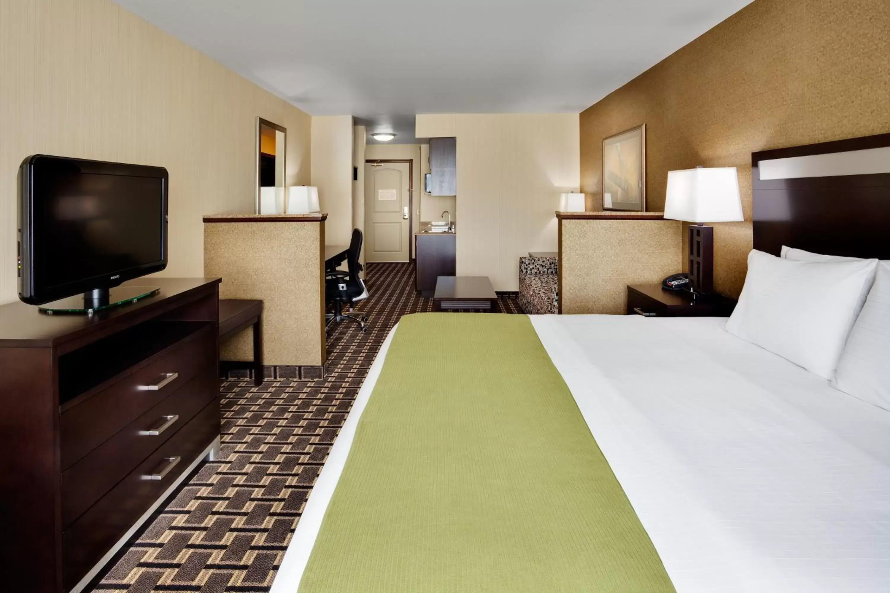 Photo of the whole room, Bed in Holiday Inn Express and Suites Limerick-Pottstown, an IHG Hotel