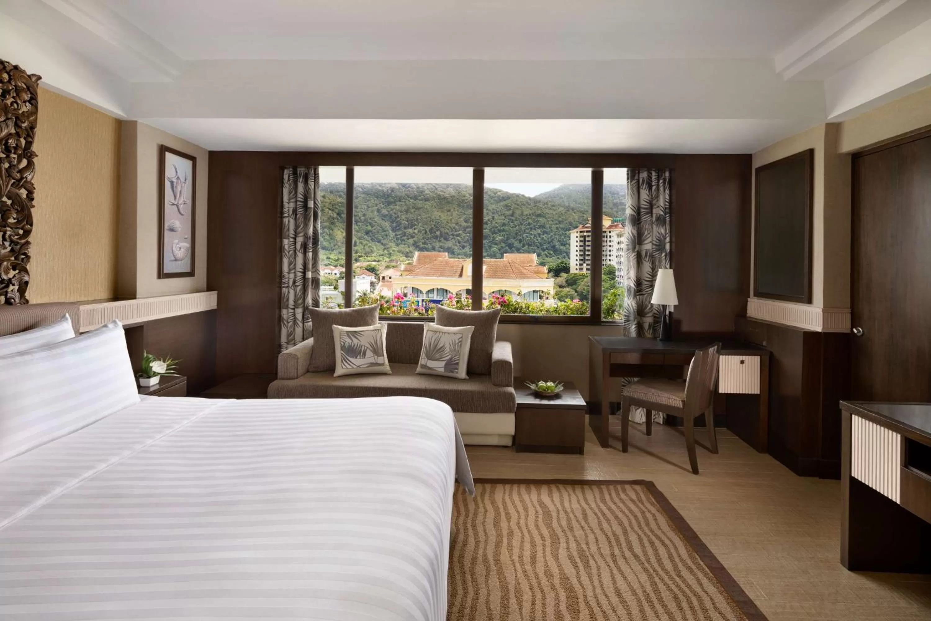 Photo of the whole room, Bed in Shangri-La Golden Sands, Penang