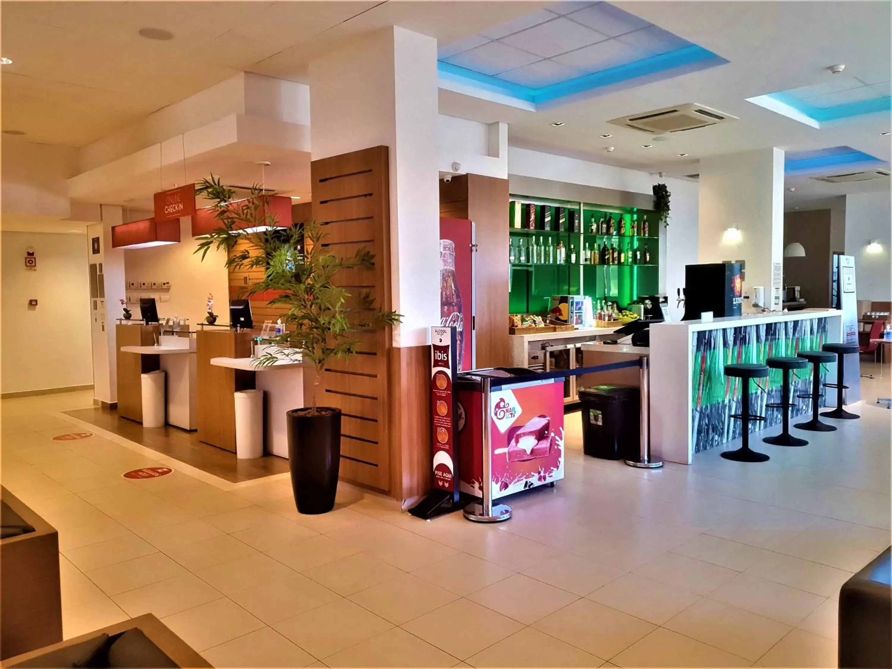 Lounge or bar in ibis Sertaozinho