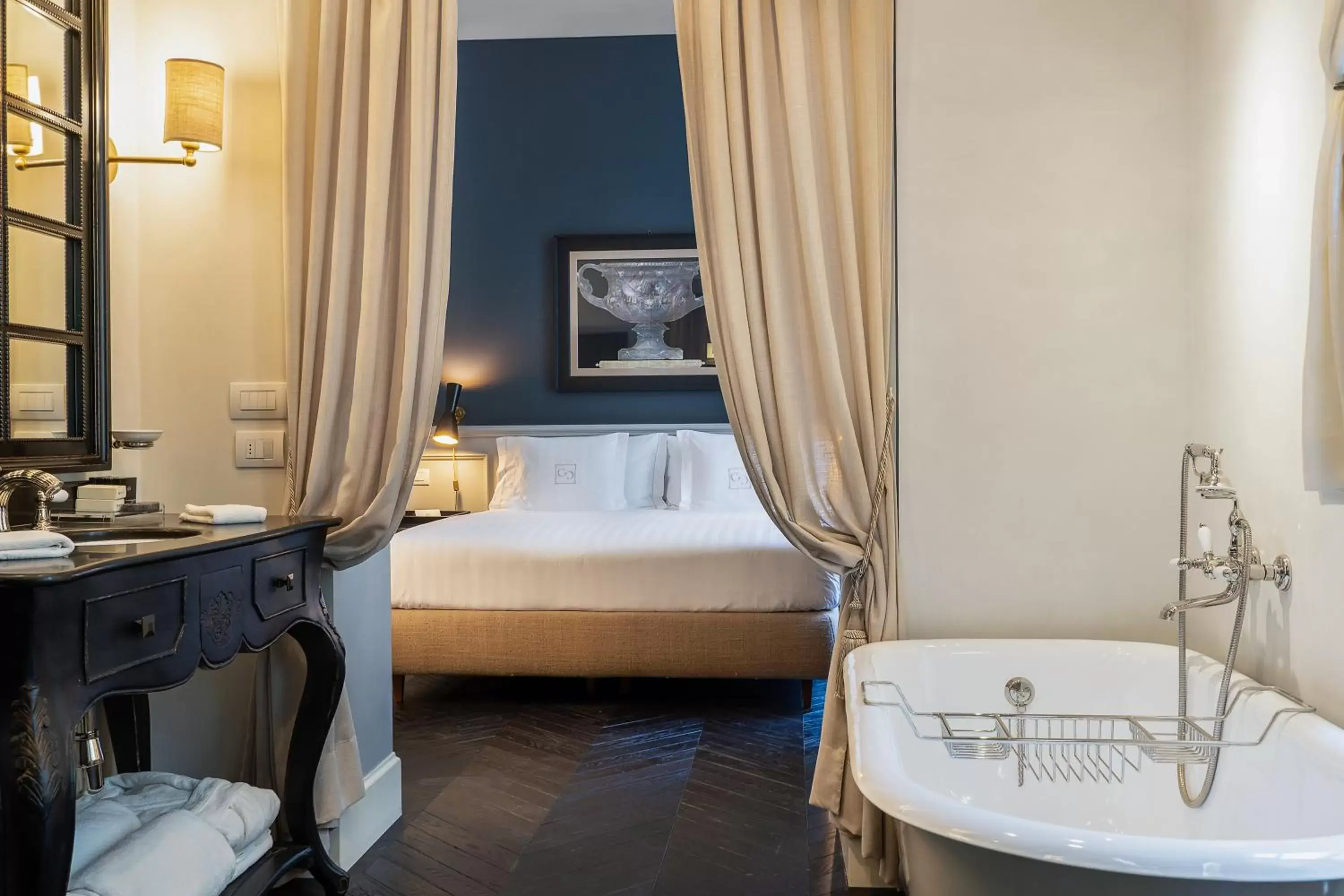 Bath, Bed in Corte Calzaiuoli Elegant Suites
