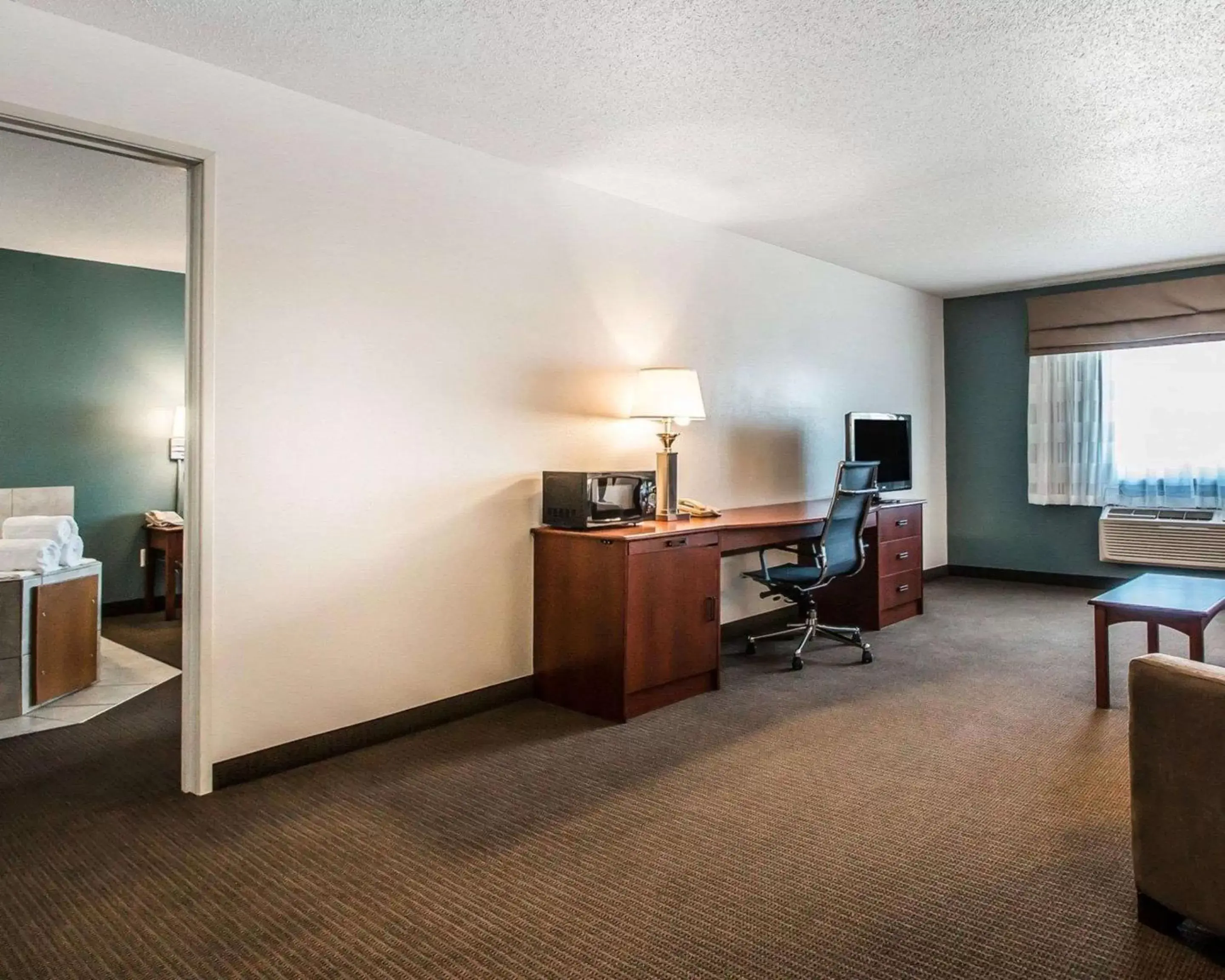 Photo of the whole room, TV/Entertainment Center in Sleep Inn & Suites Mount Vernon