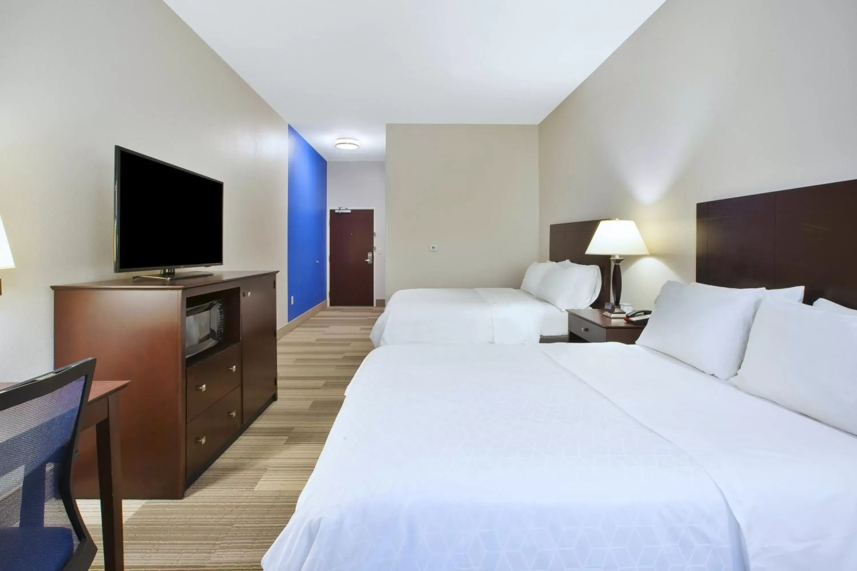 Photo of the whole room, Bed in Holiday Inn Express Niles, an IHG Hotel
