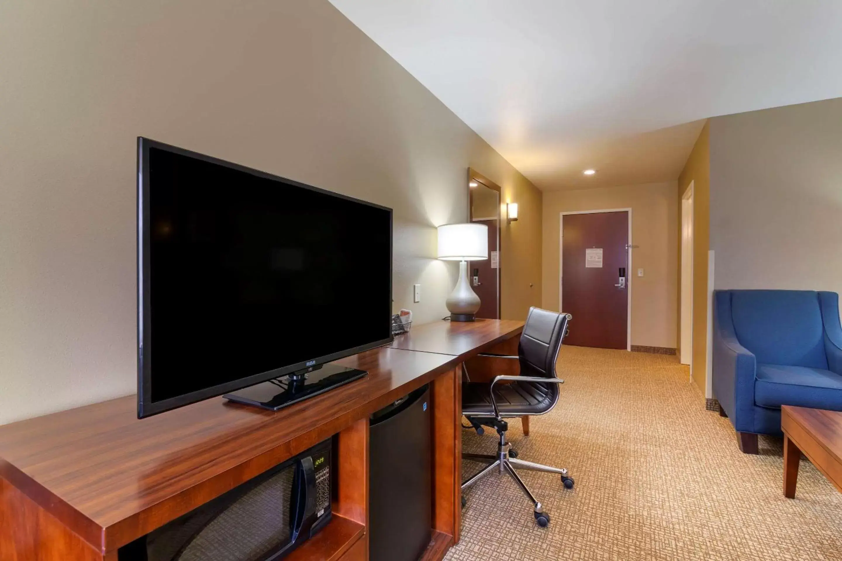 Photo of the whole room, TV/Entertainment Center in Comfort Inn & Suites Mandan - Bismarck