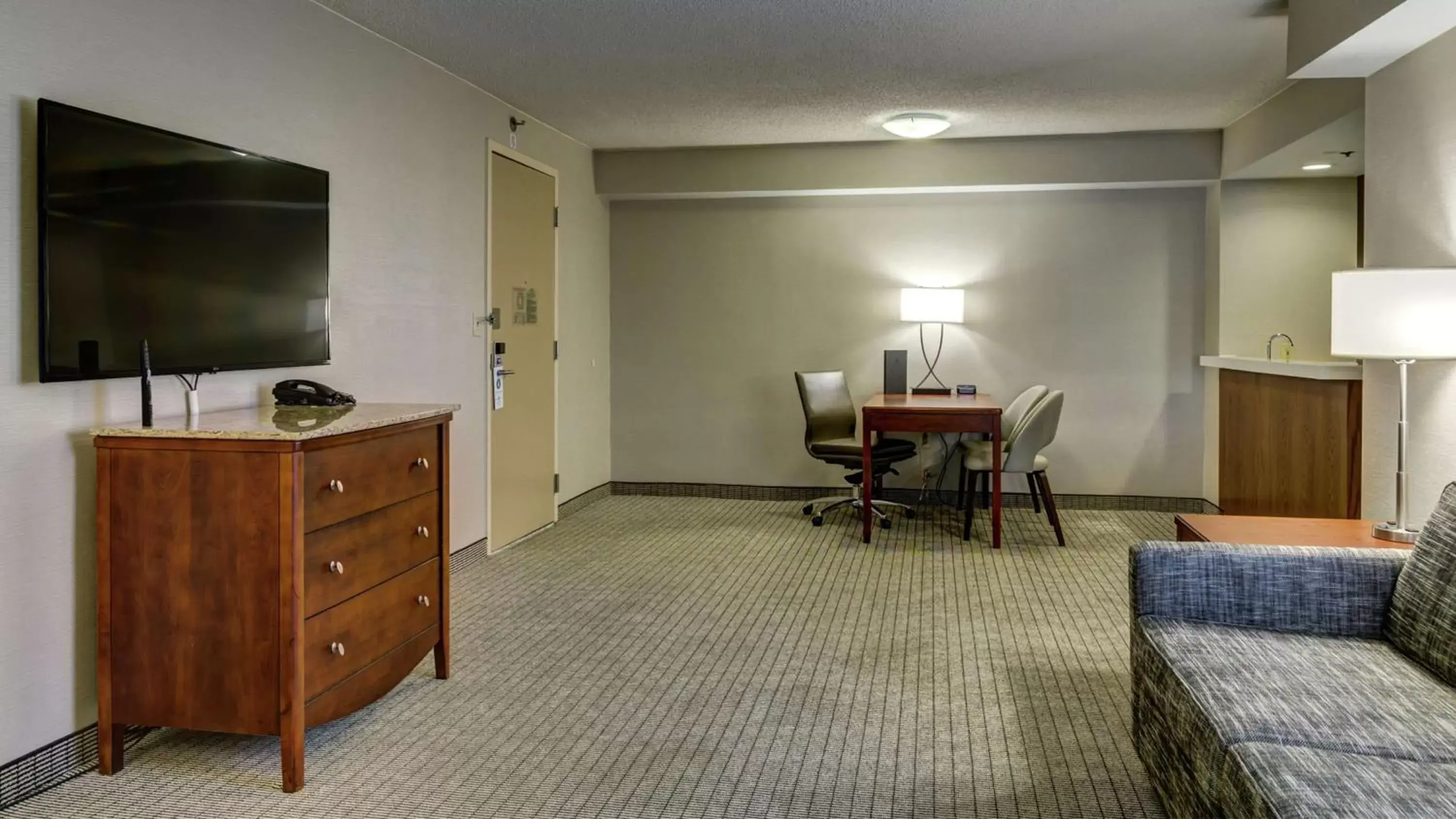 Bedroom, Kitchen/Kitchenette in Embassy Suites Cincinnati - RiverCenter