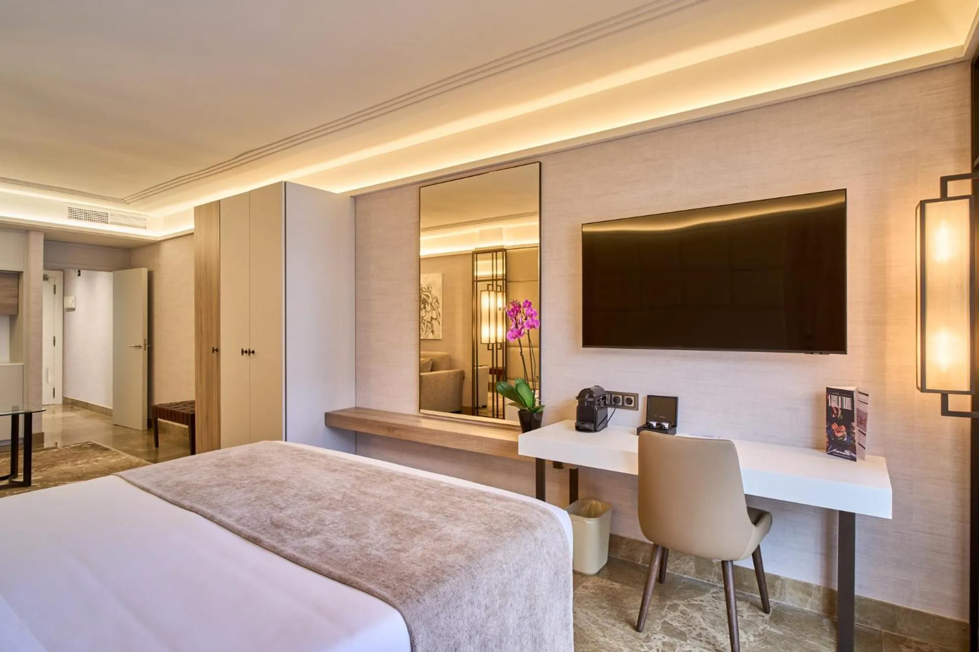 Photo of the whole room, Bed in VP Madroño