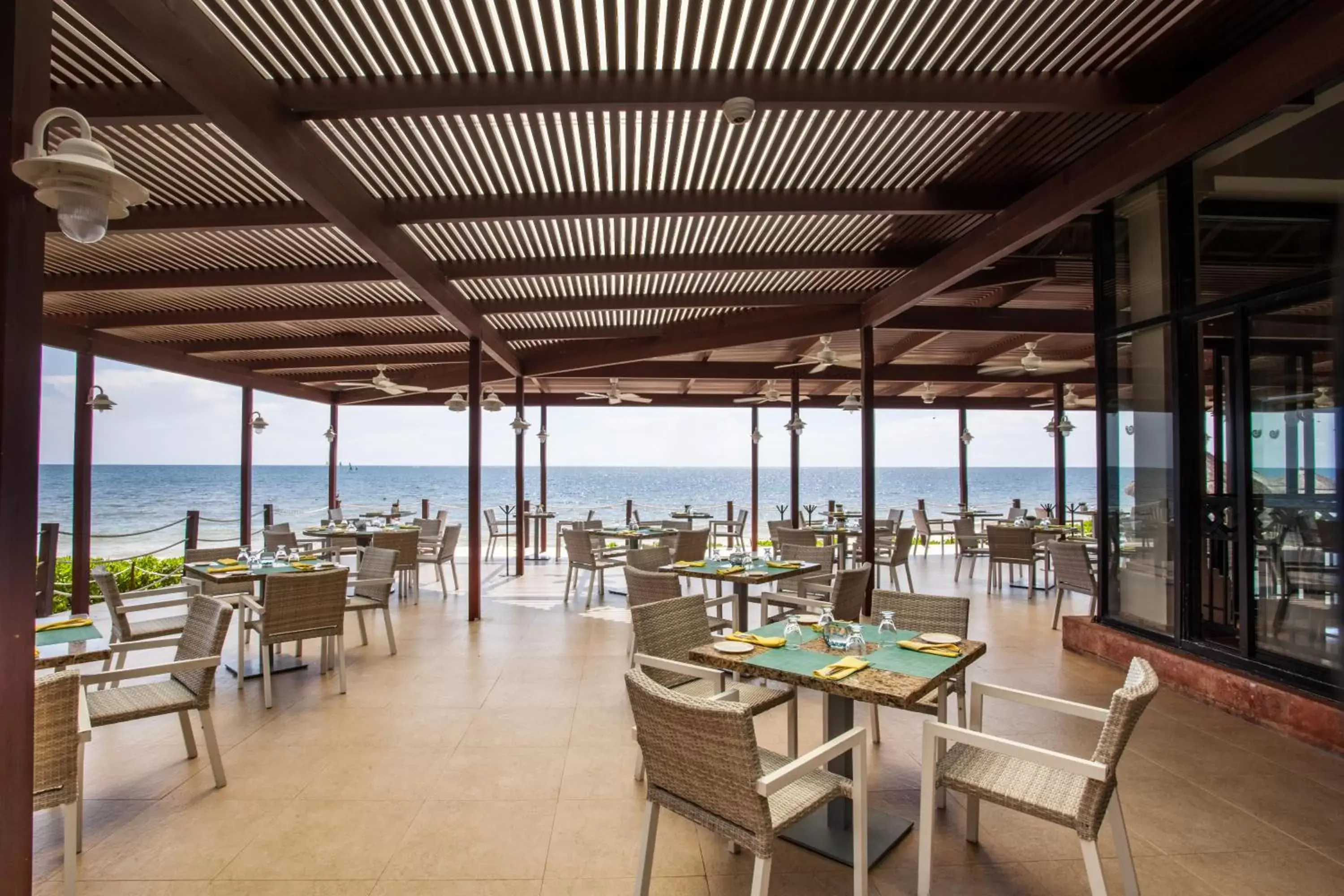 Restaurant/Places to Eat in Dreams Sapphire Resort & Spa