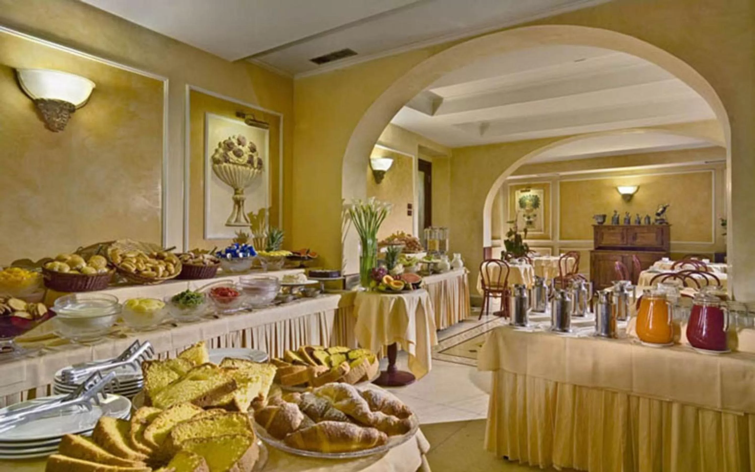 Buffet breakfast in Corona D'Italia