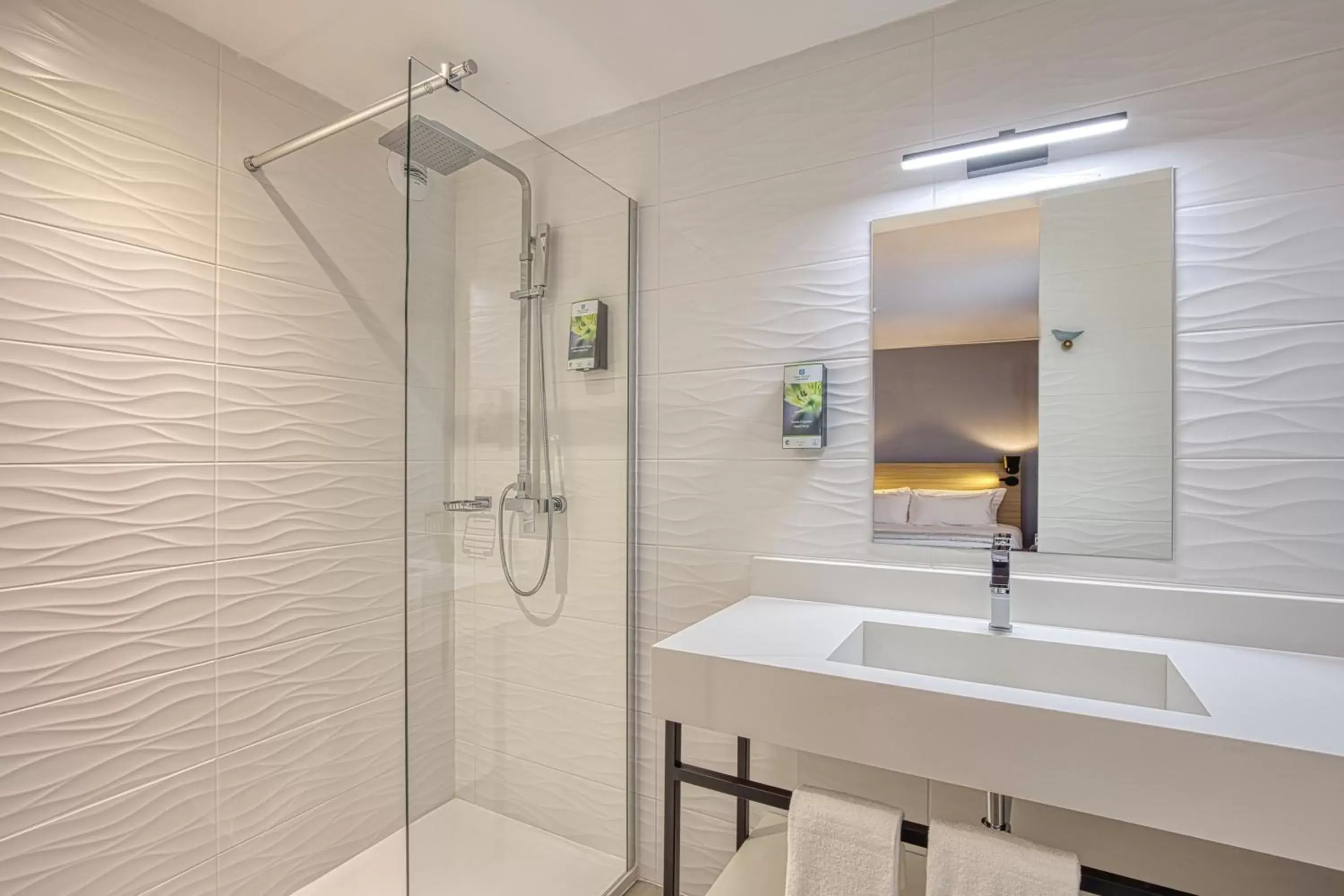 Shower, Bathroom in Sure Hotel by Best Western Les Portes de Montauban