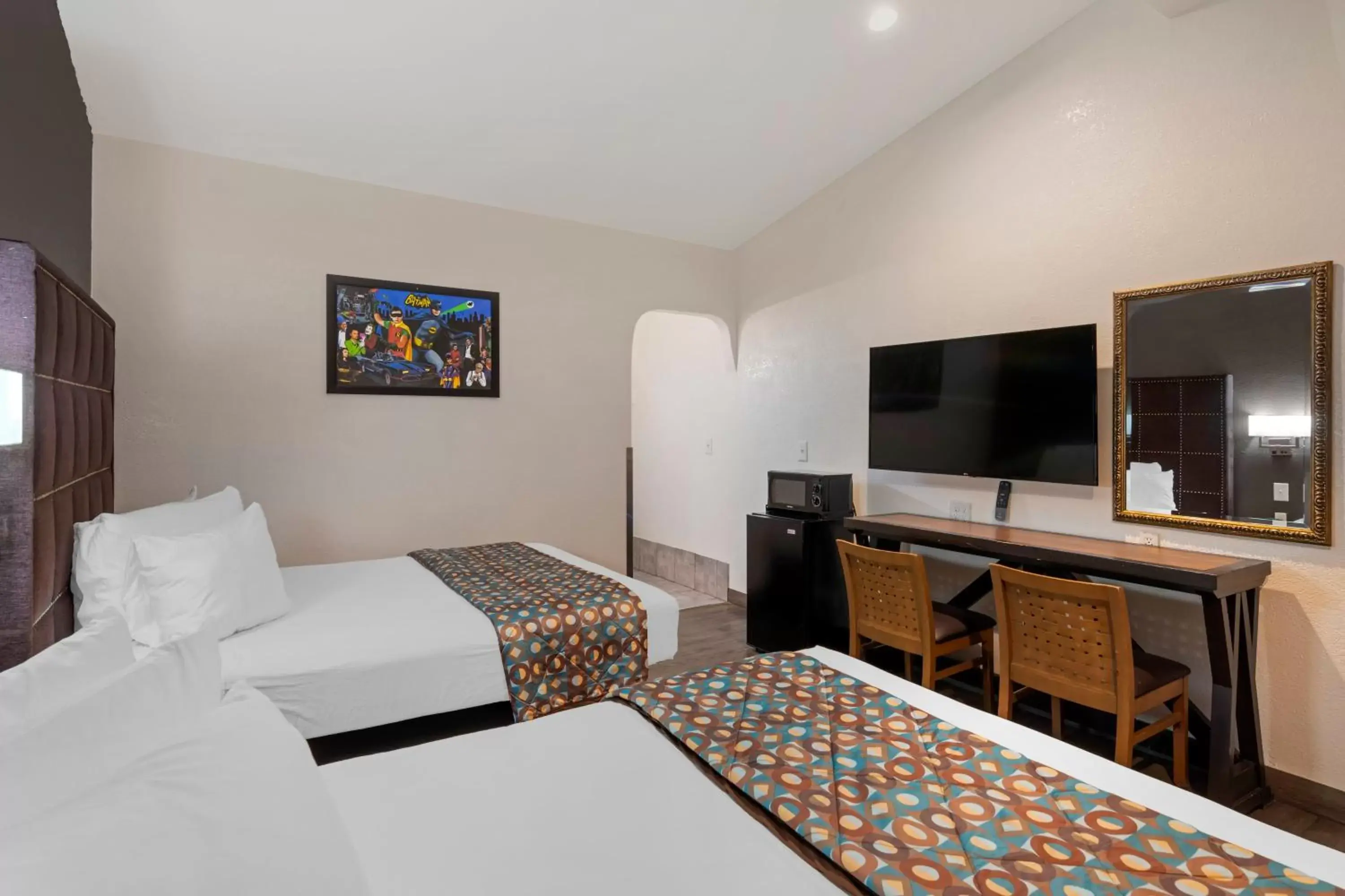 Photo of the whole room, Bed in Anaheim Discovery Inn and Suites
