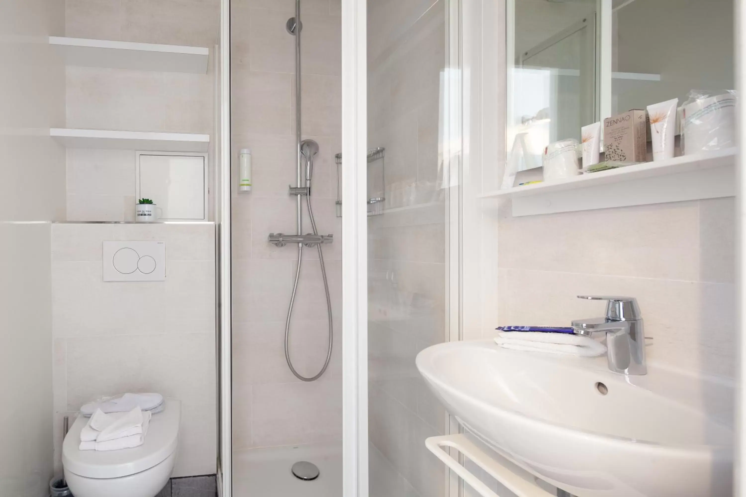 Shower, Bathroom in HOTEL DE PARIS MONTPARNASSE