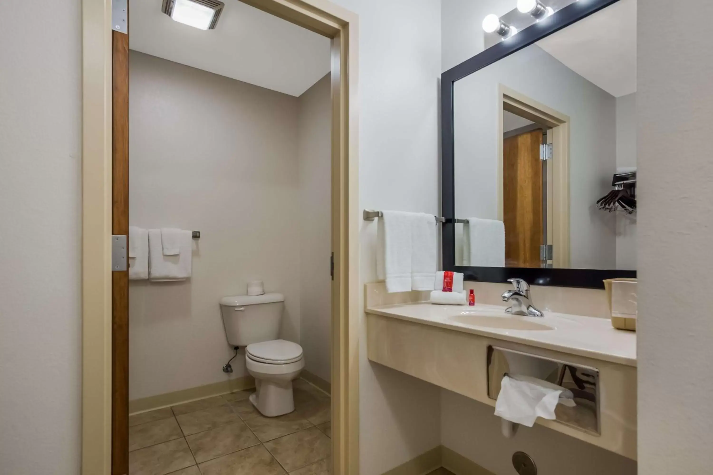Bedroom, Bathroom in SureStay Hotel by Best Western Whittington Rend Lake