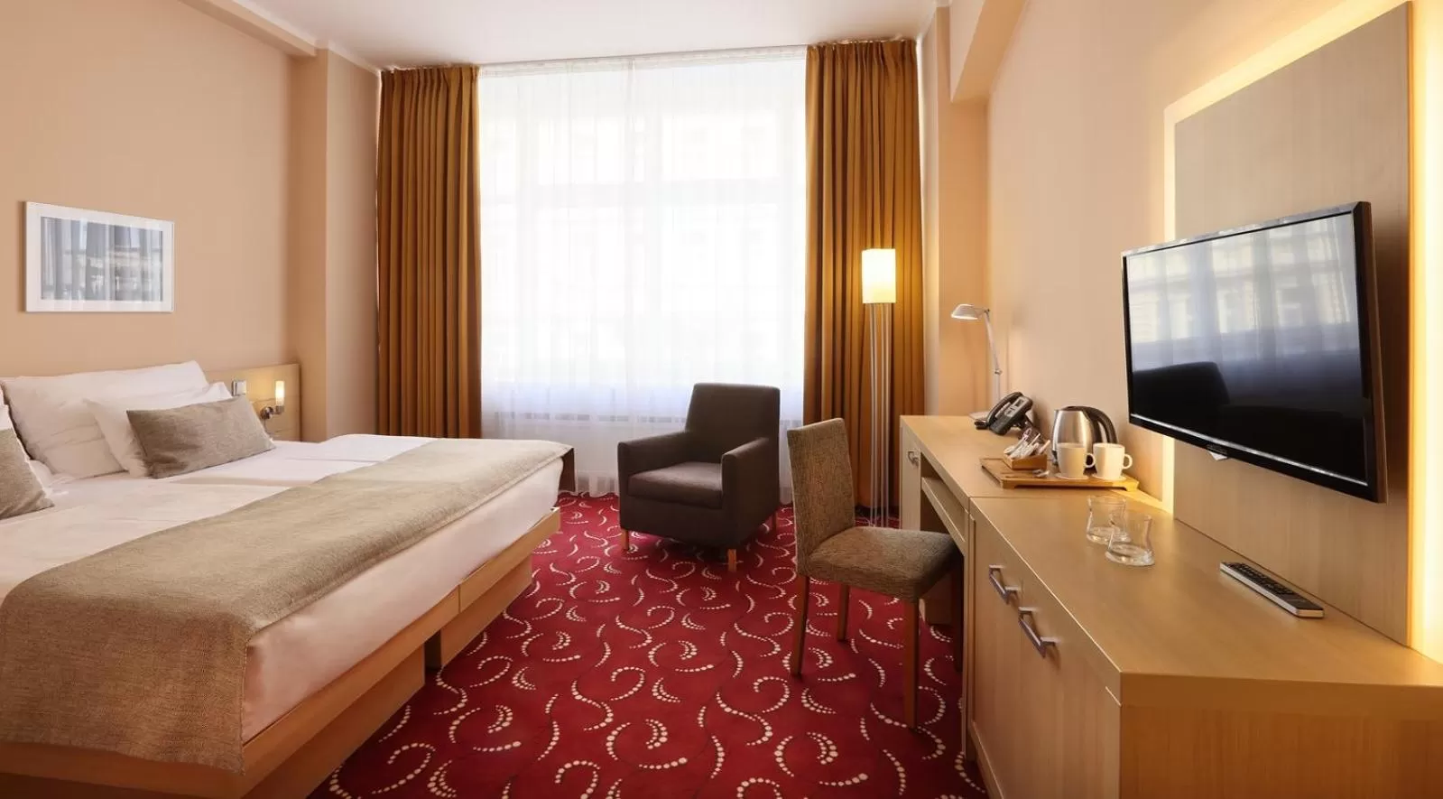 Seating area, Bed in Amarilis